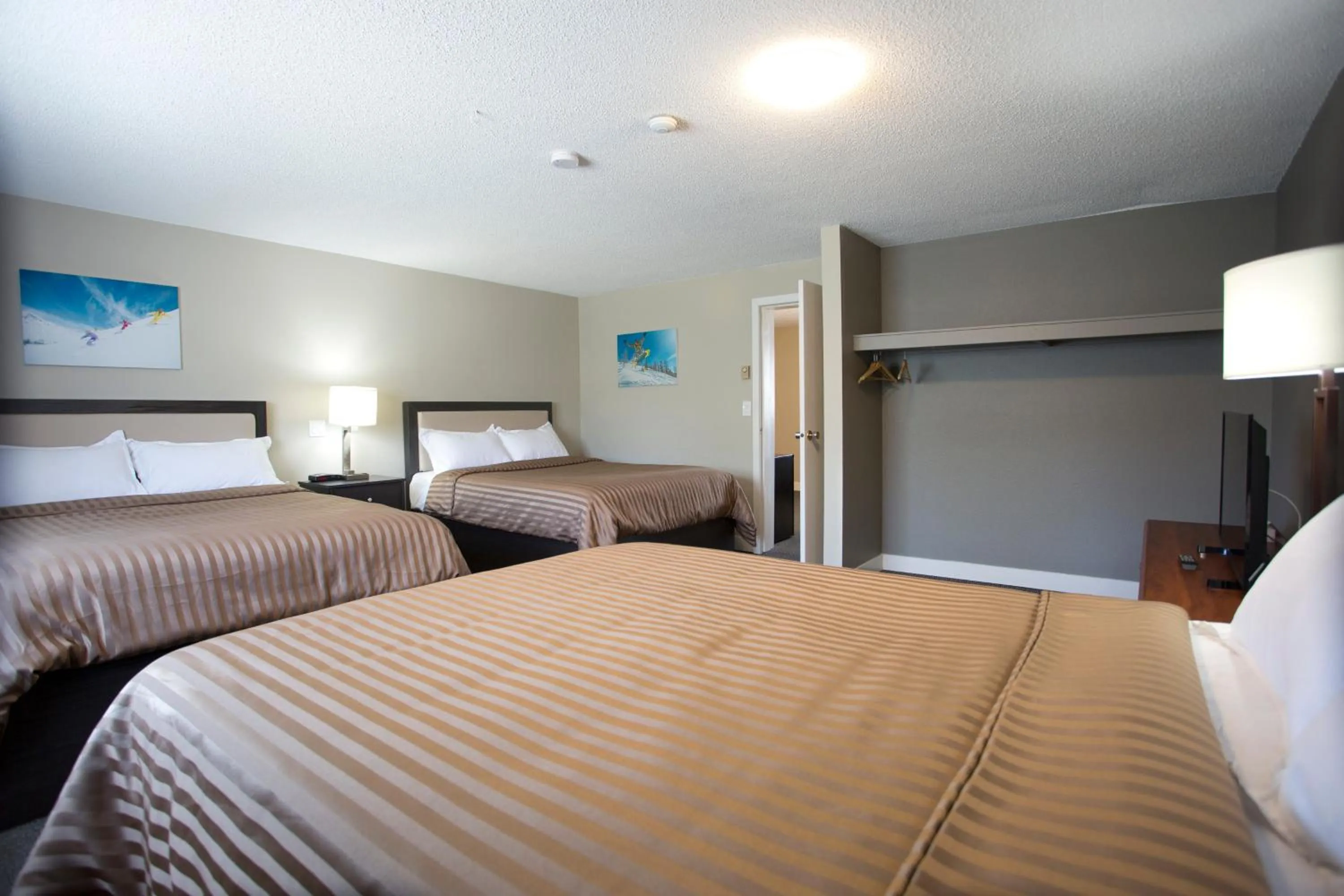 Bedroom, Bed in Valemount Vacation Inn
