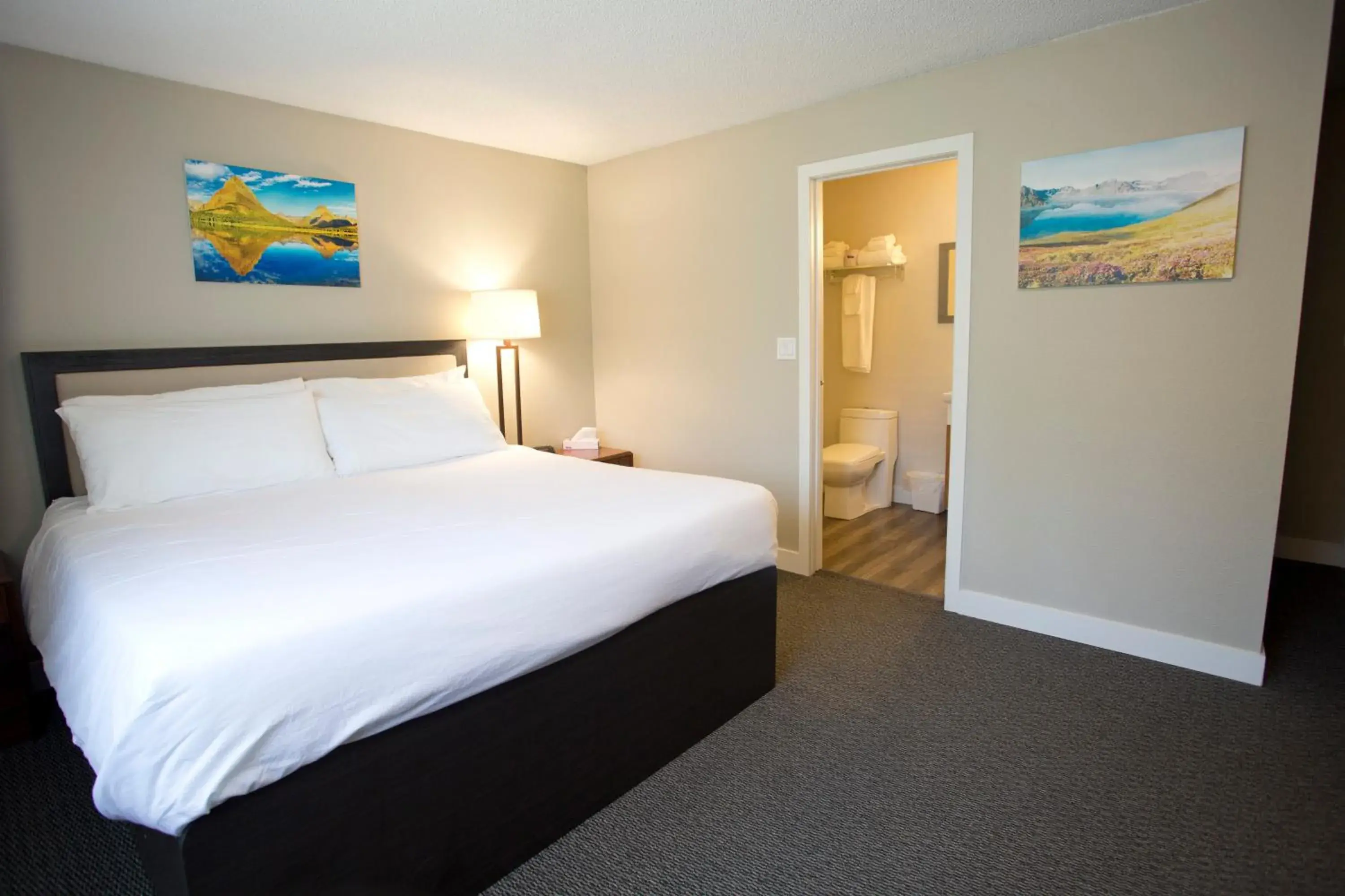King Room with One King Bed in Valemount Vacation Inn King Room with One King Bed in Valemount Vacation Inn