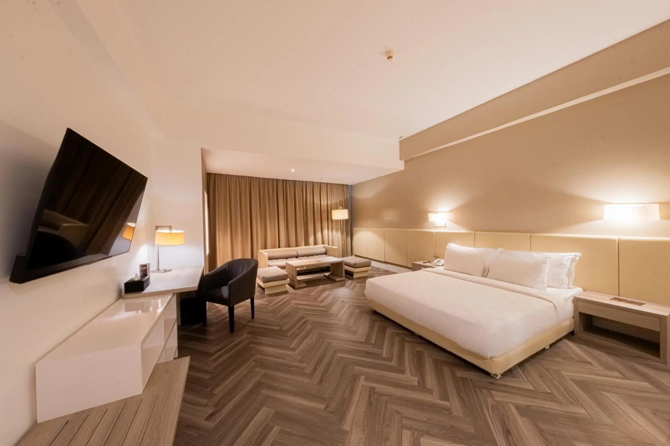 Coffee/tea facilities, Bed in Grand Jatra Hotel Balikpapan