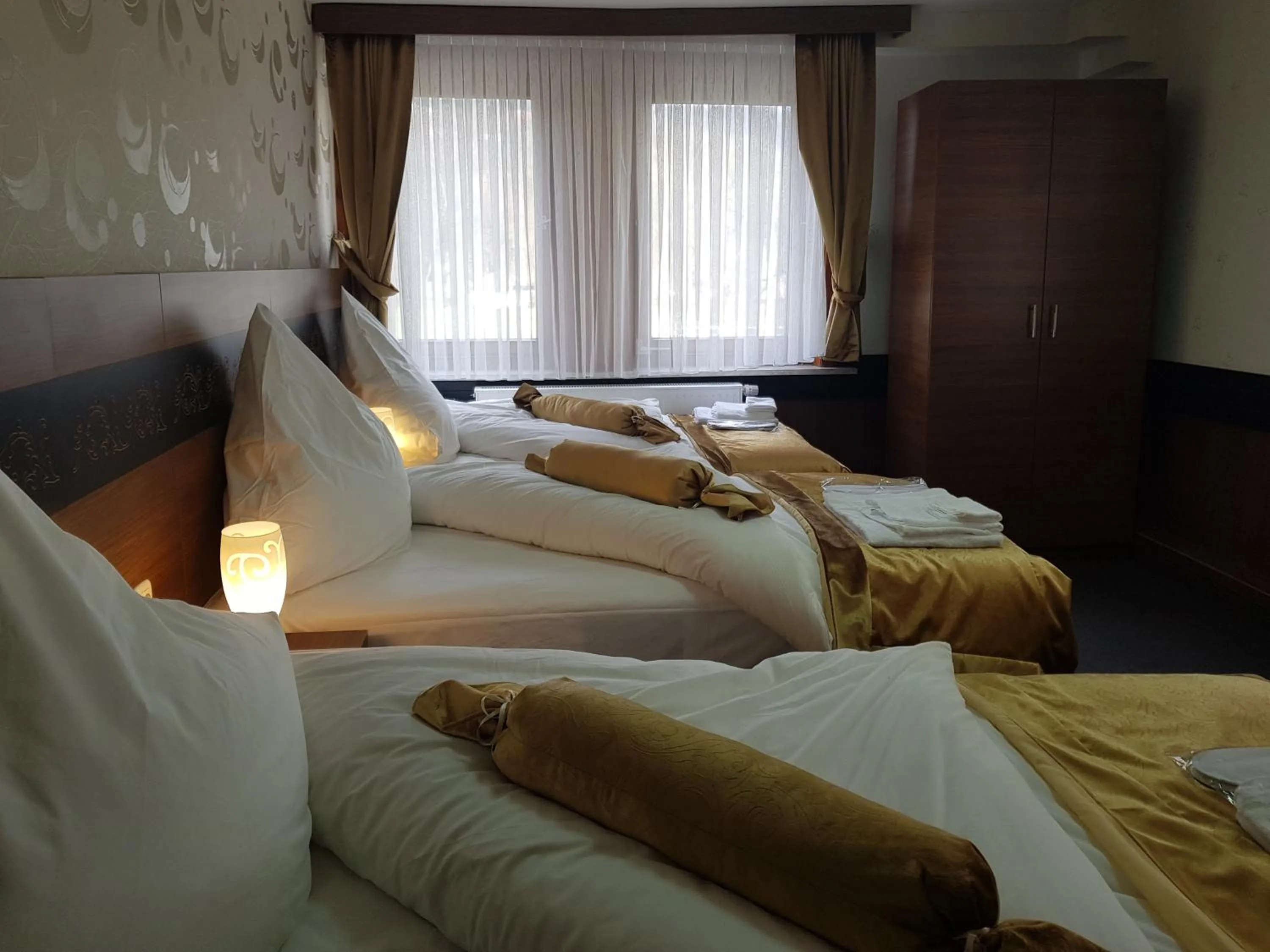 Photo of the whole room, Bed in Hotel im Anker