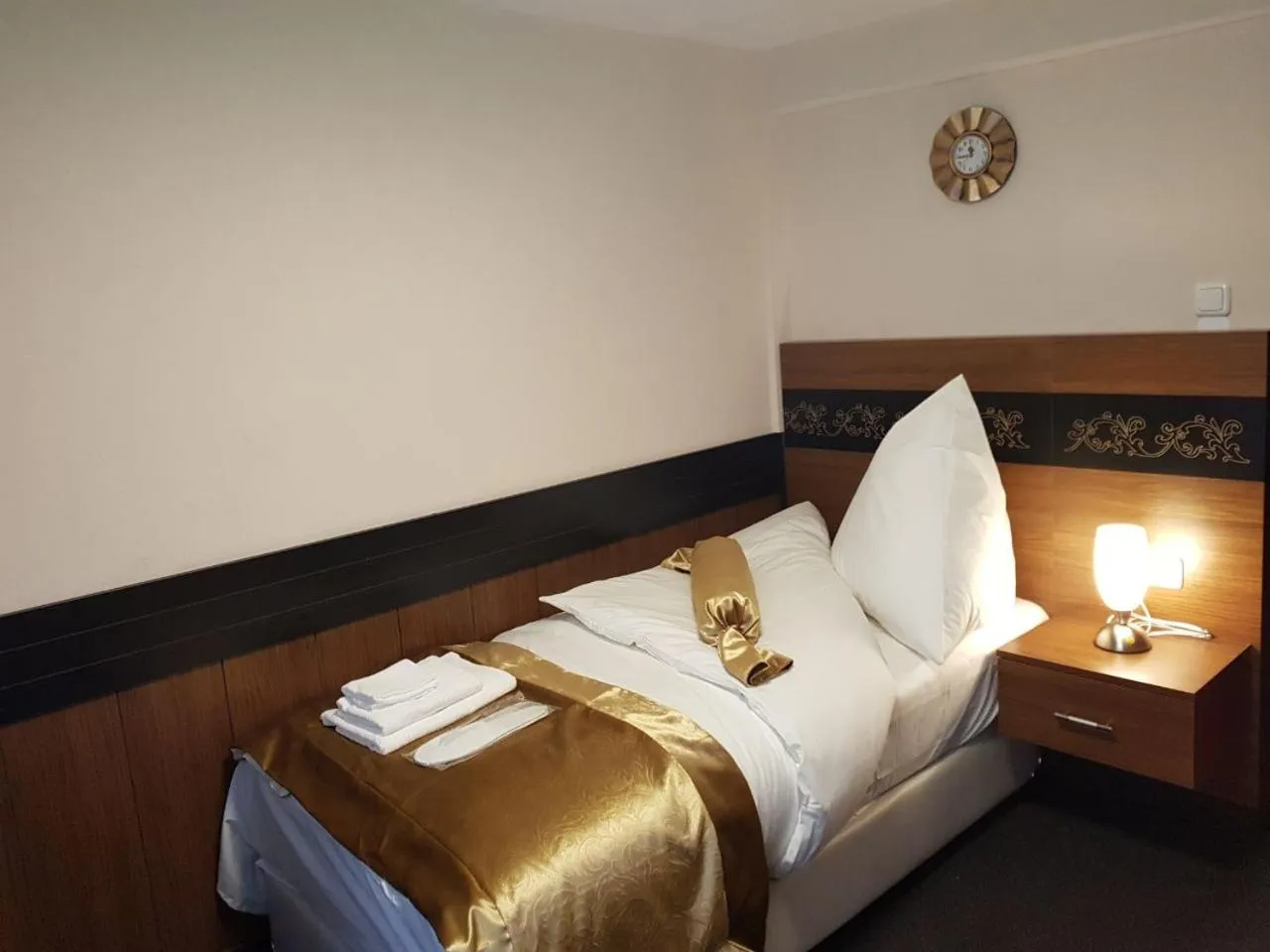 Photo of the whole room, Bed in Hotel im Anker