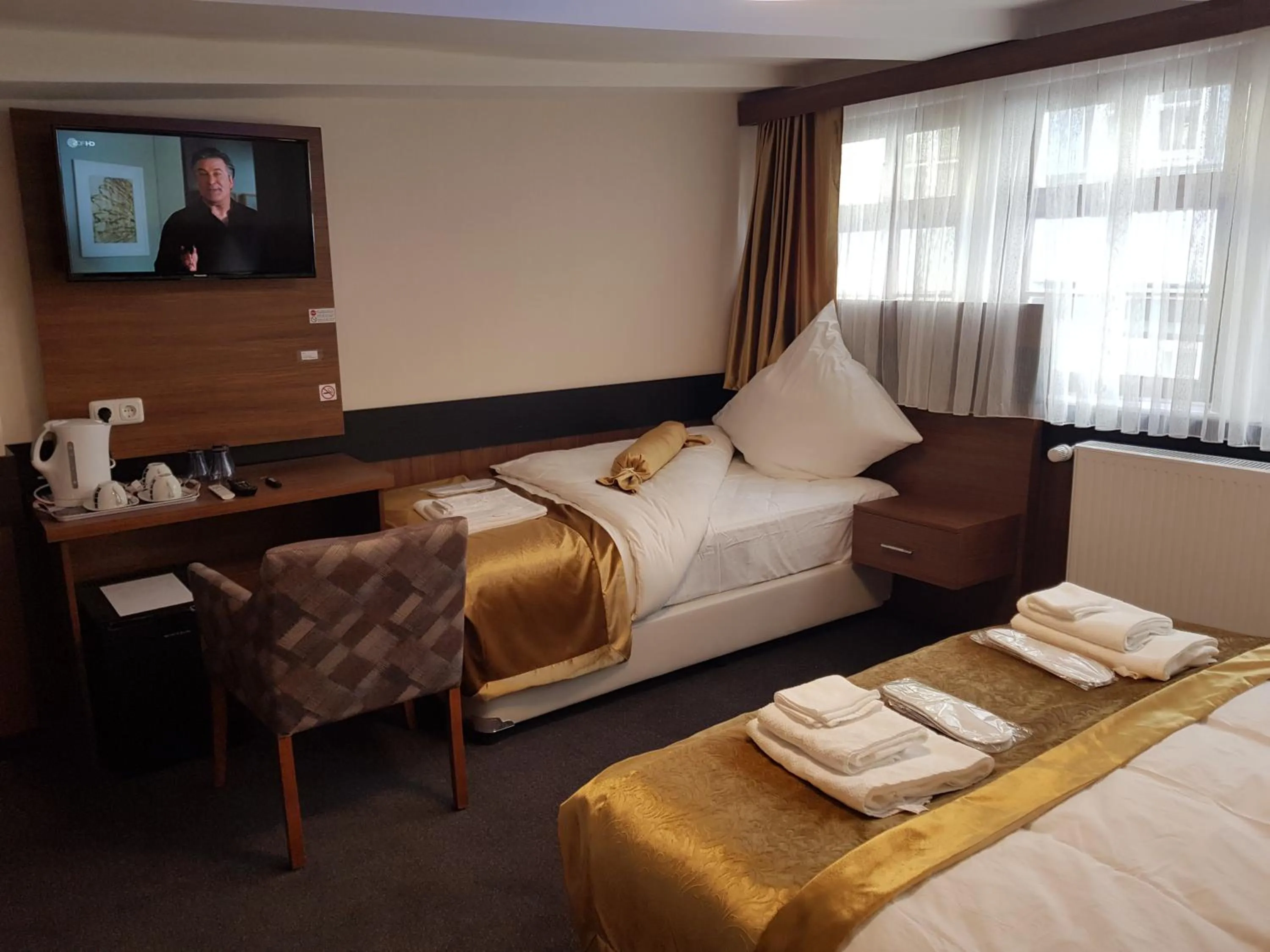 Photo of the whole room, Bed in Hotel im Anker