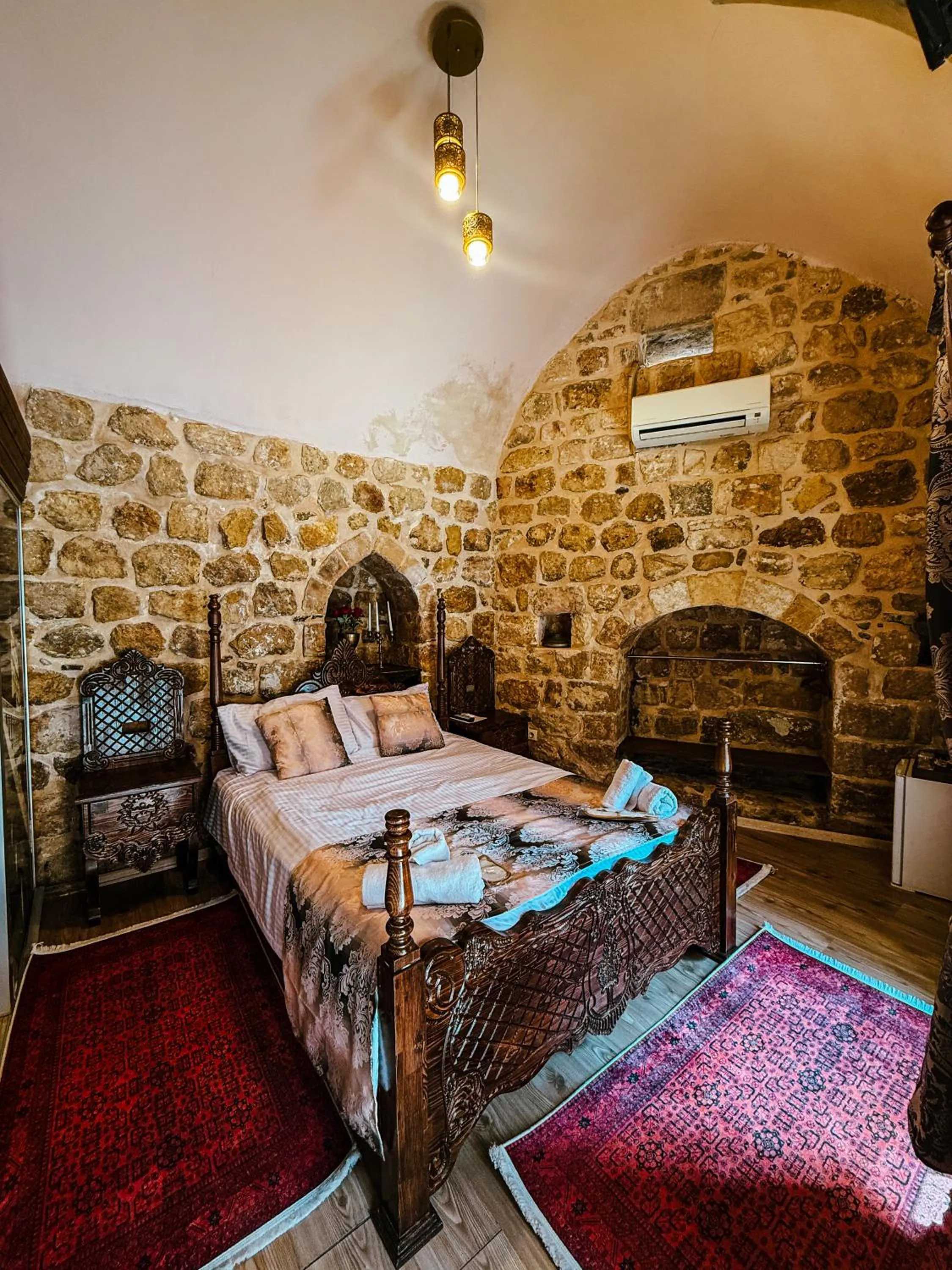 Photo of the whole room, Bed in Dara Konagı