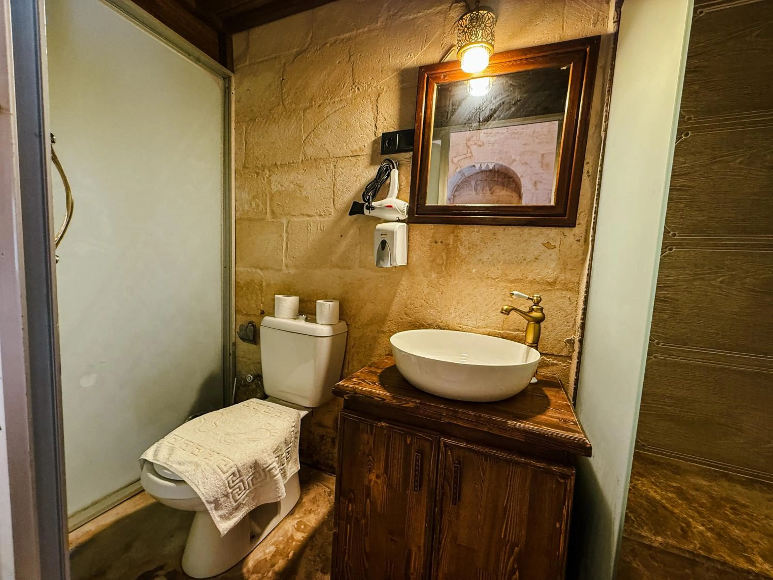 Bathroom in Dara Konagı