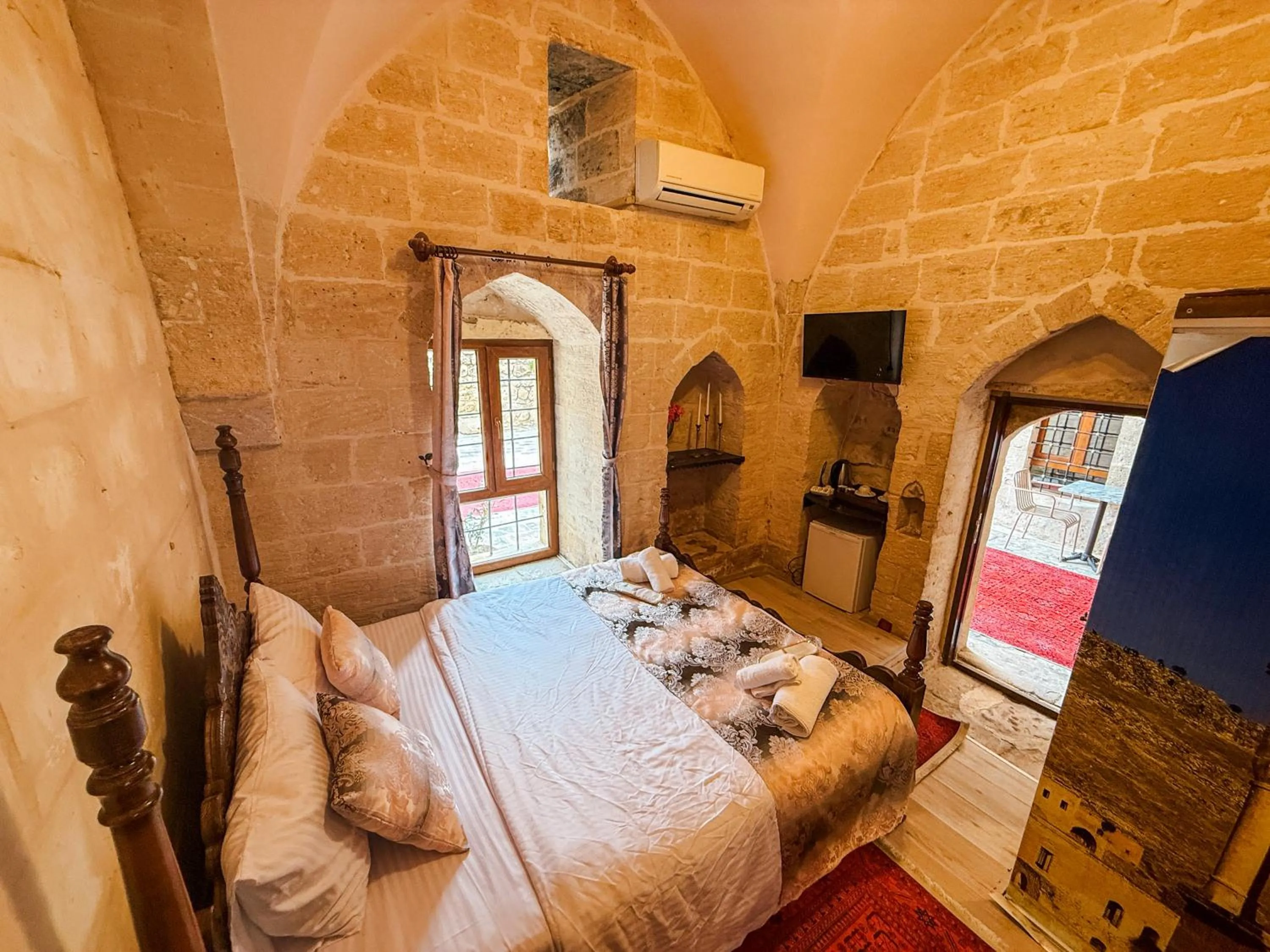Photo of the whole room, Bed in Dara Konagı