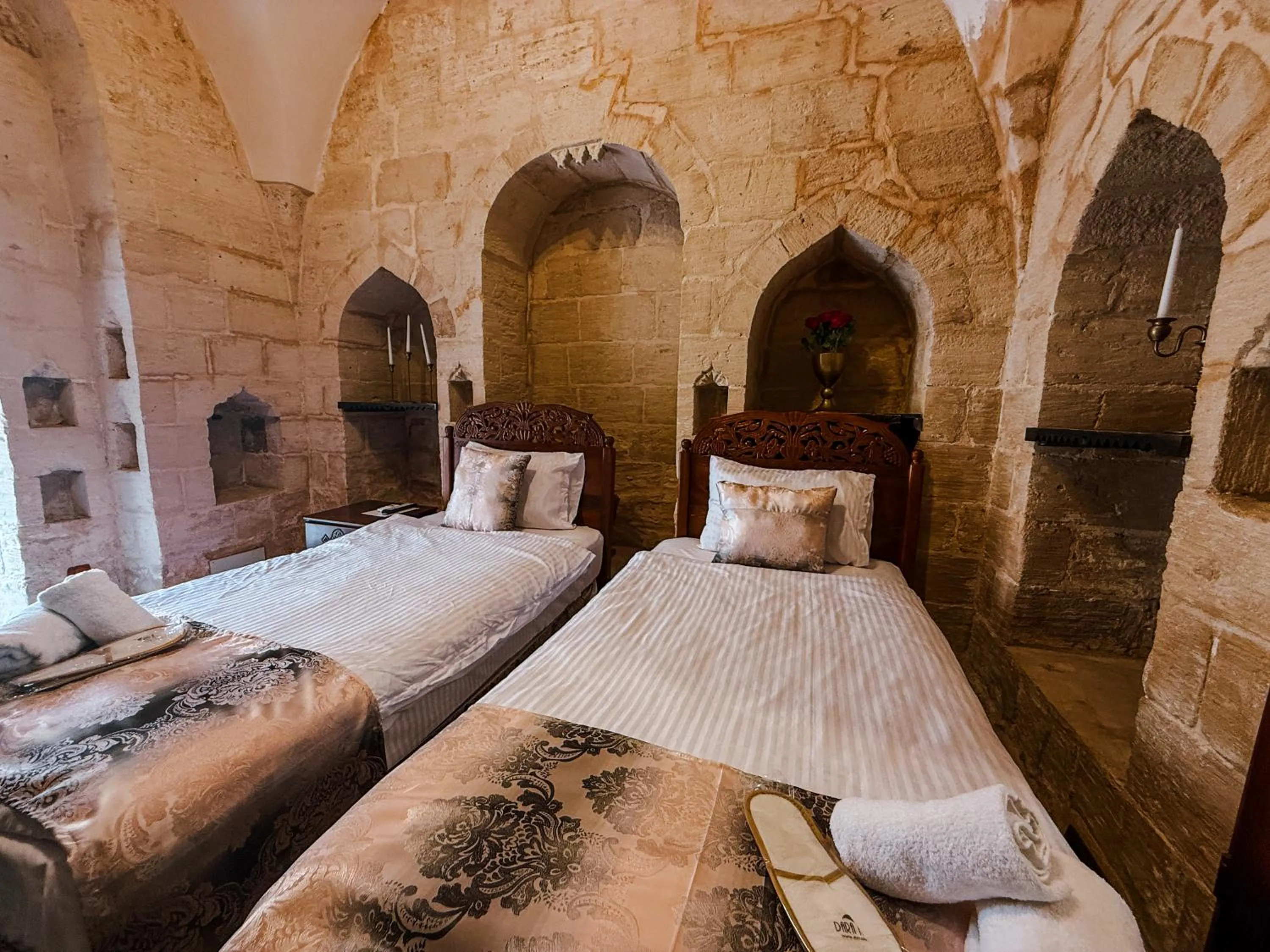 Photo of the whole room, Bed in Dara Konagı