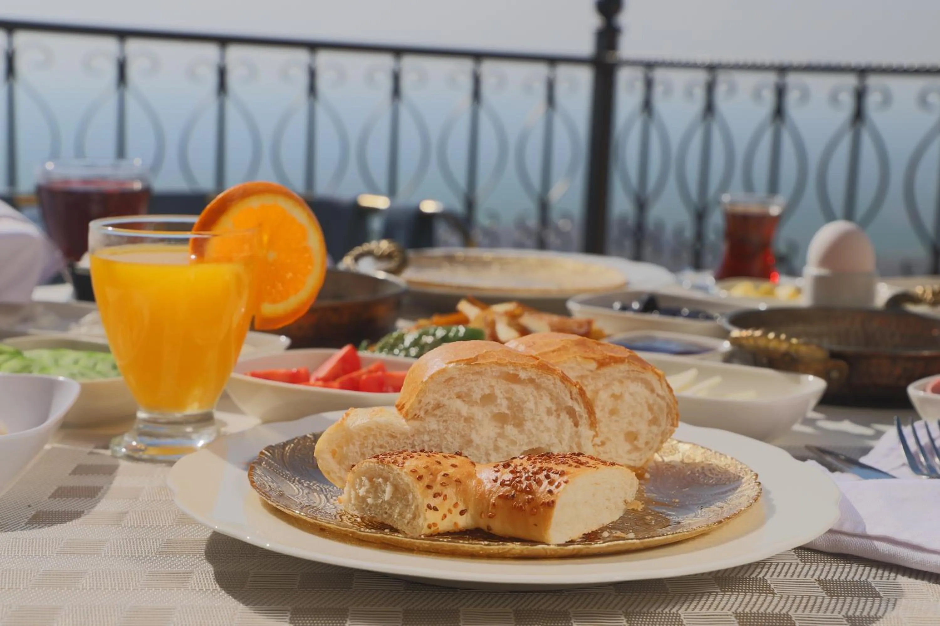 Breakfast in Dara Konagı