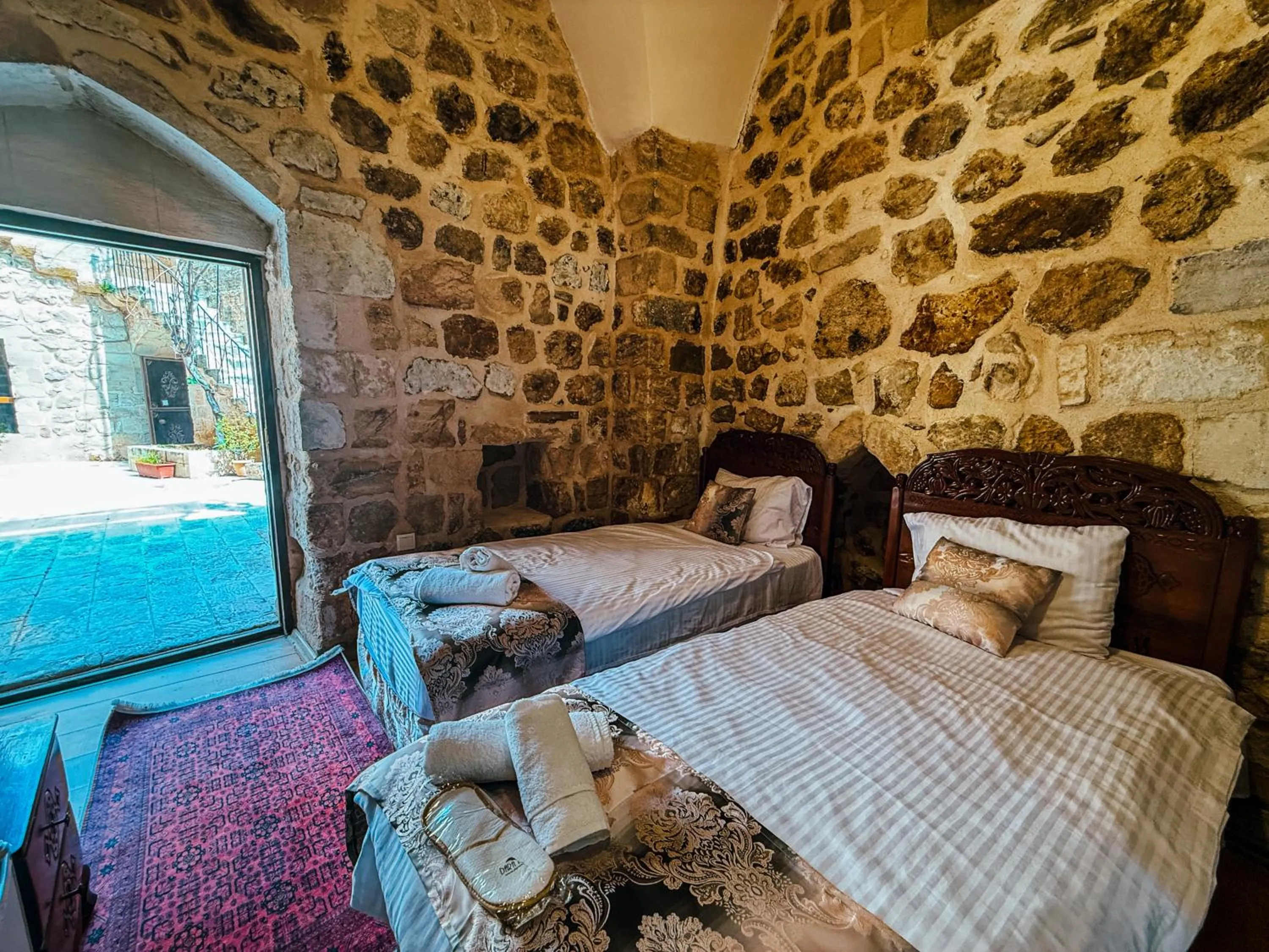 Photo of the whole room, Bed in Dara Konagı