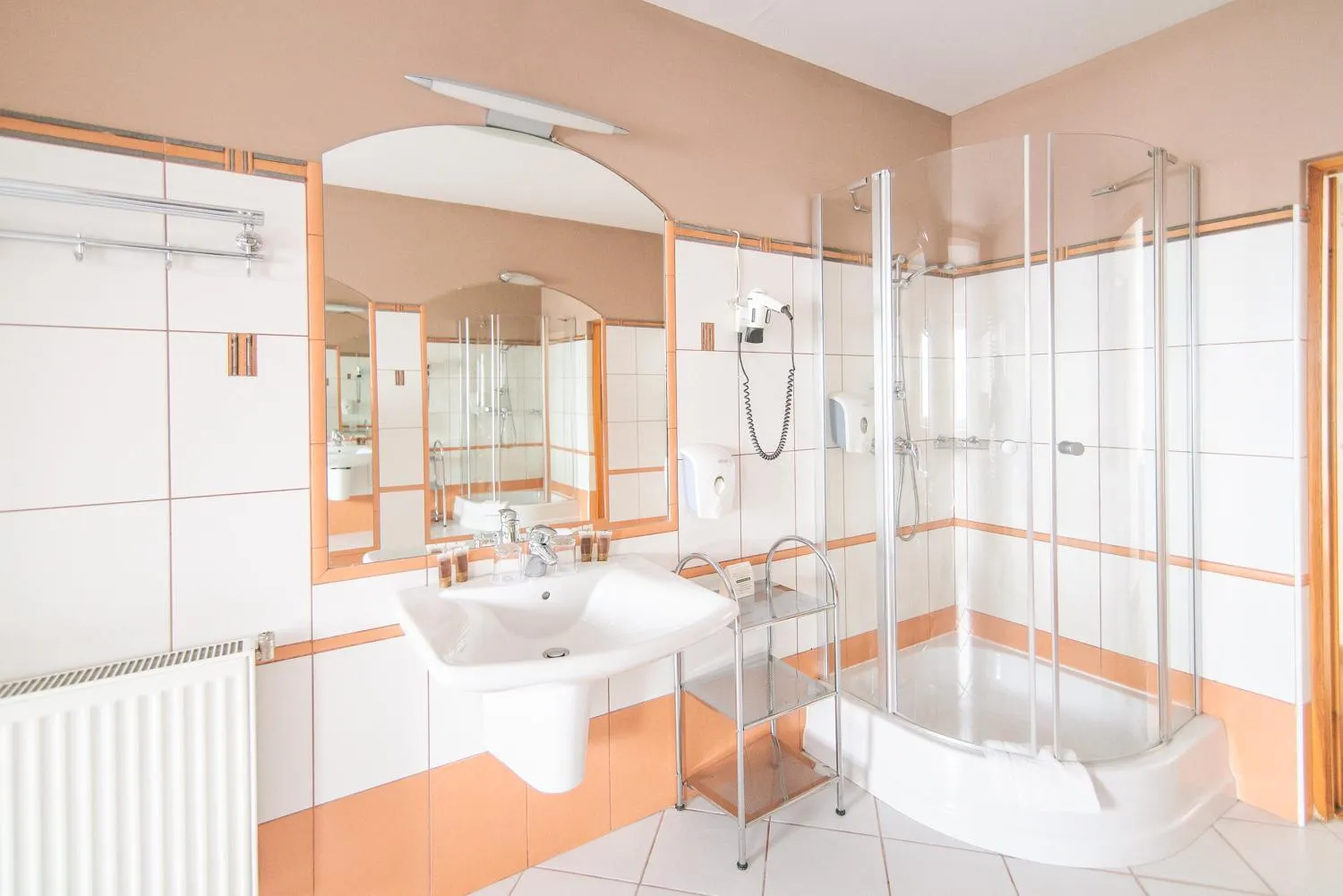 Shower in Hotel Forum