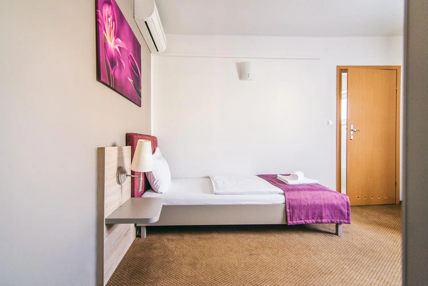 Photo of the whole room, Bed in Hotel Forum