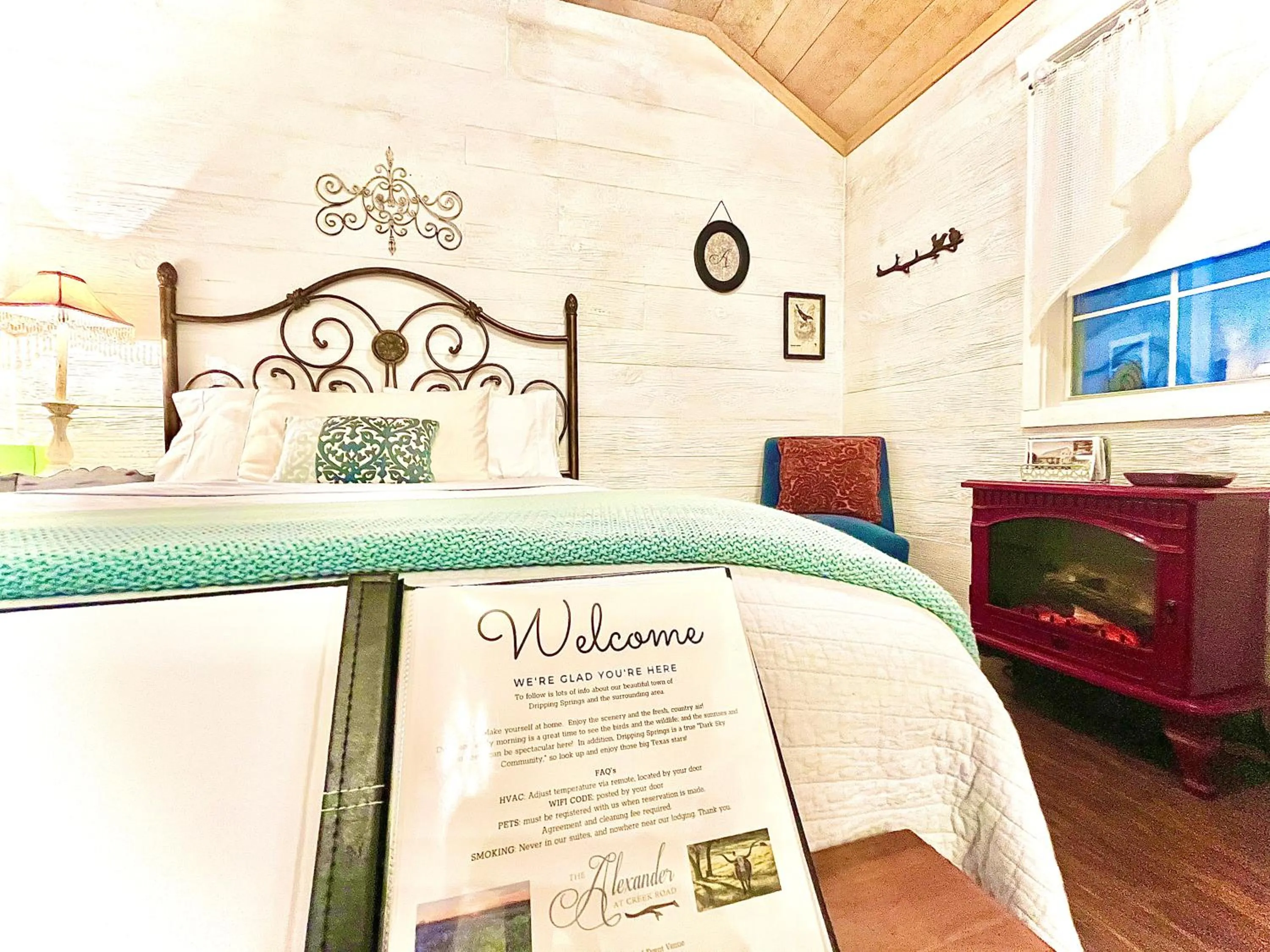 fireplace, Bed in The Alexander at Creek Road