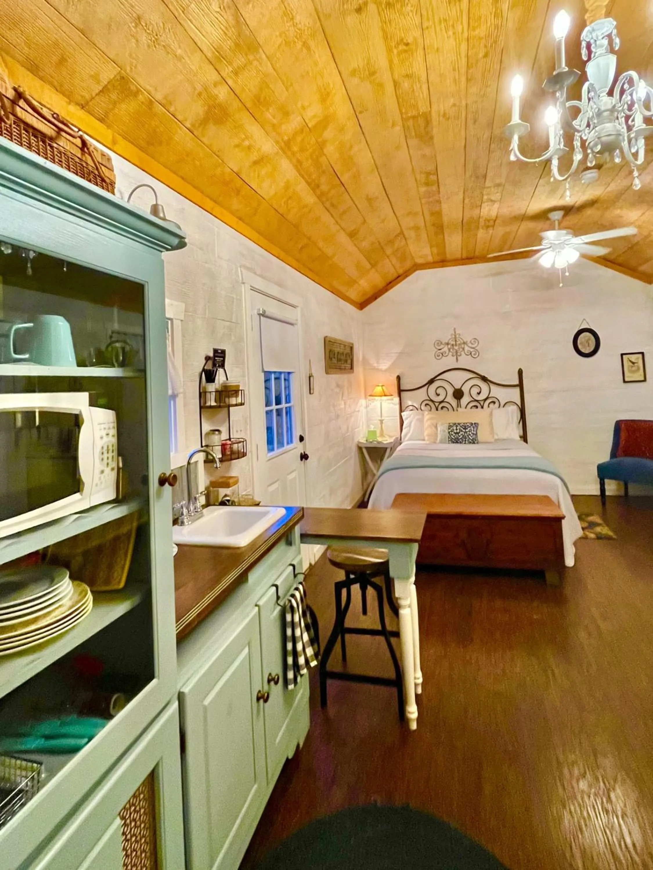 Bedroom, Bed in The Alexander at Creek Road