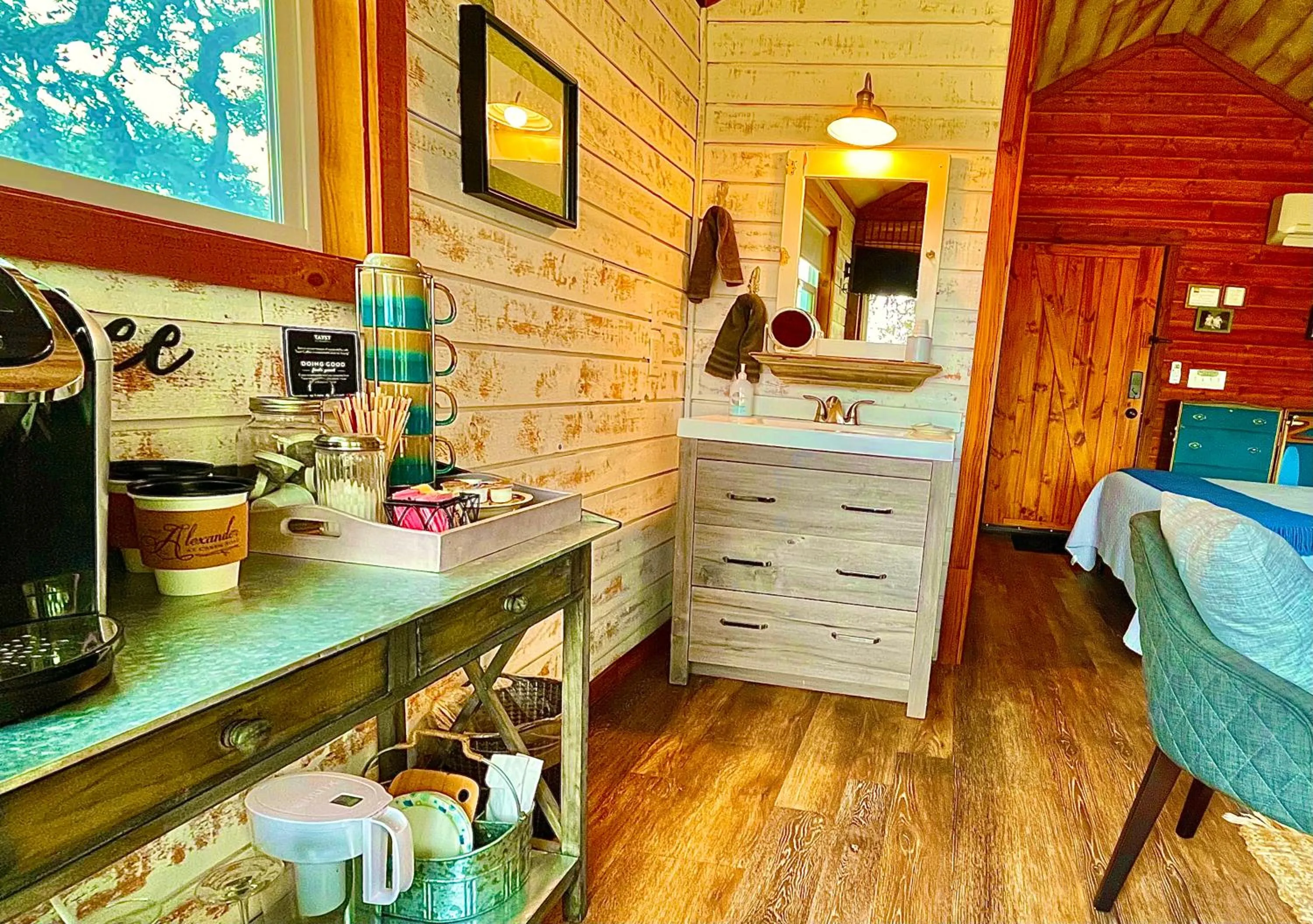 Coffee/tea facilities, Bed in The Alexander at Creek Road