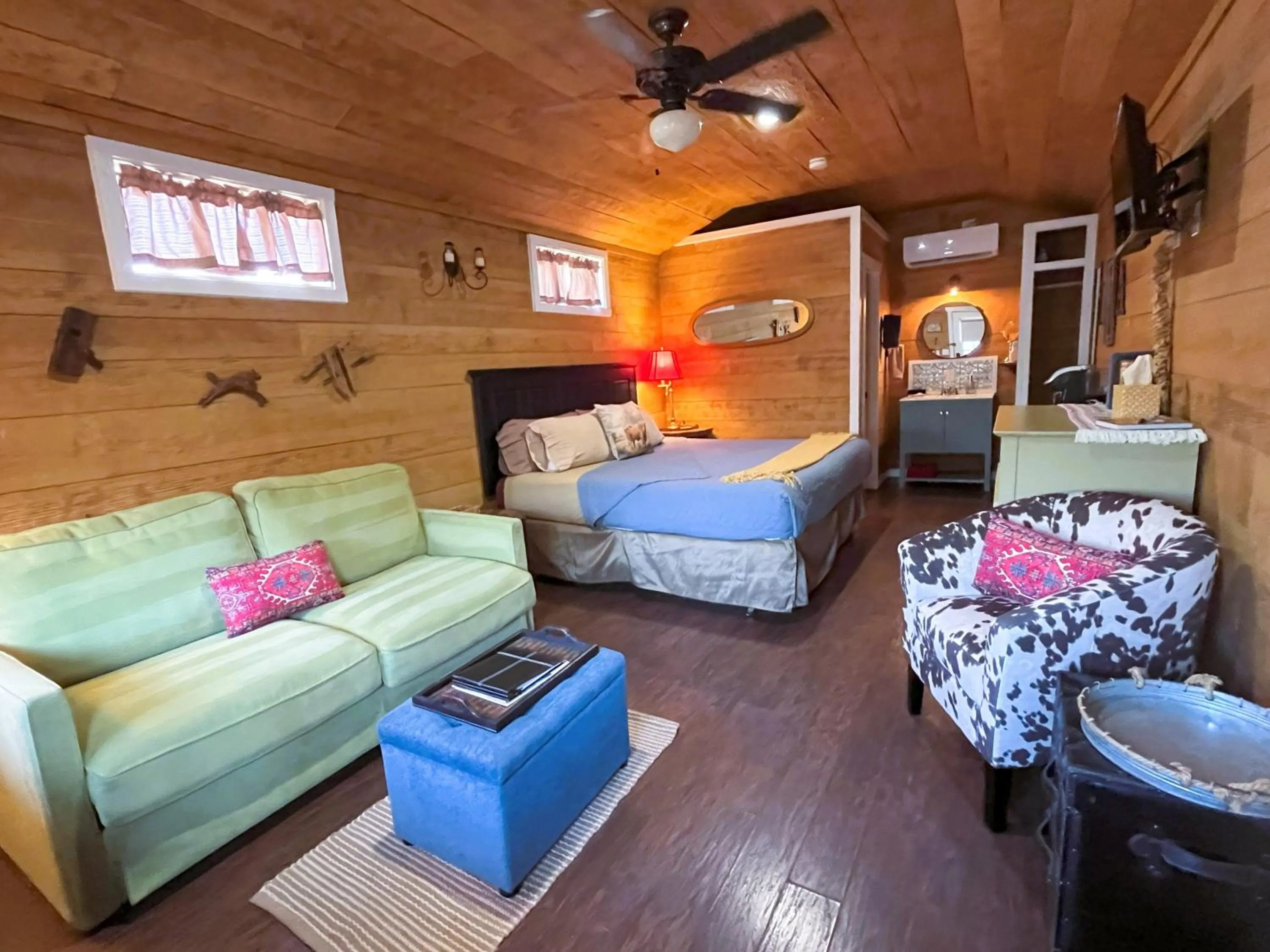 Bedroom, Bed in The Alexander at Creek Road