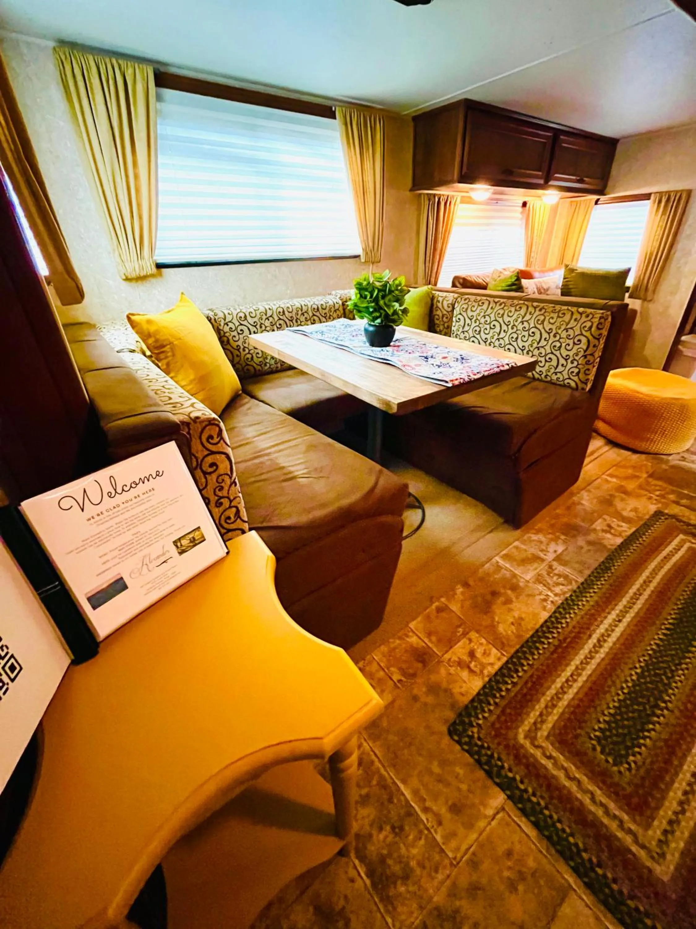 Seating area, Bed in The Alexander at Creek Road