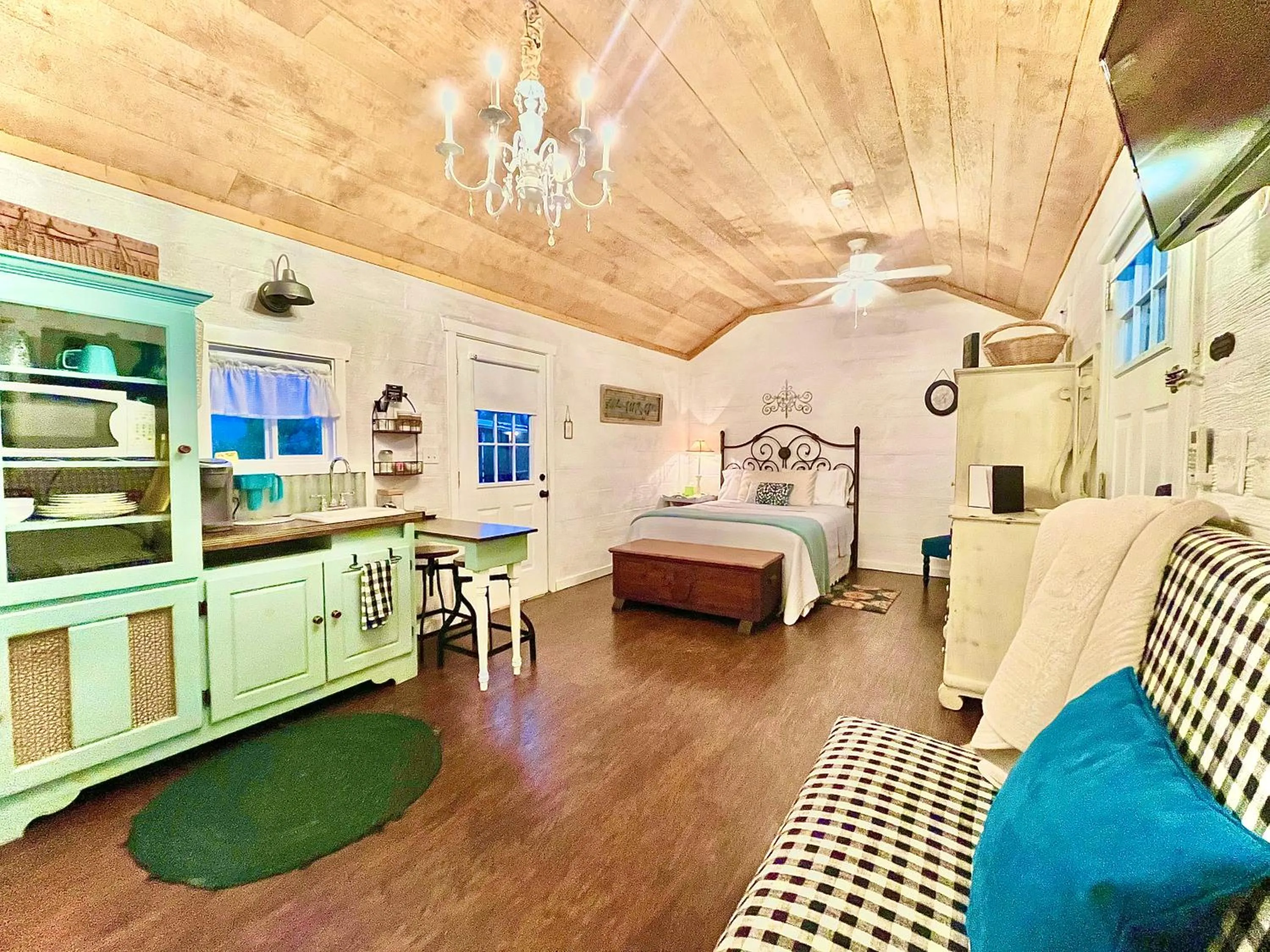 Bedroom, Bed in The Alexander at Creek Road