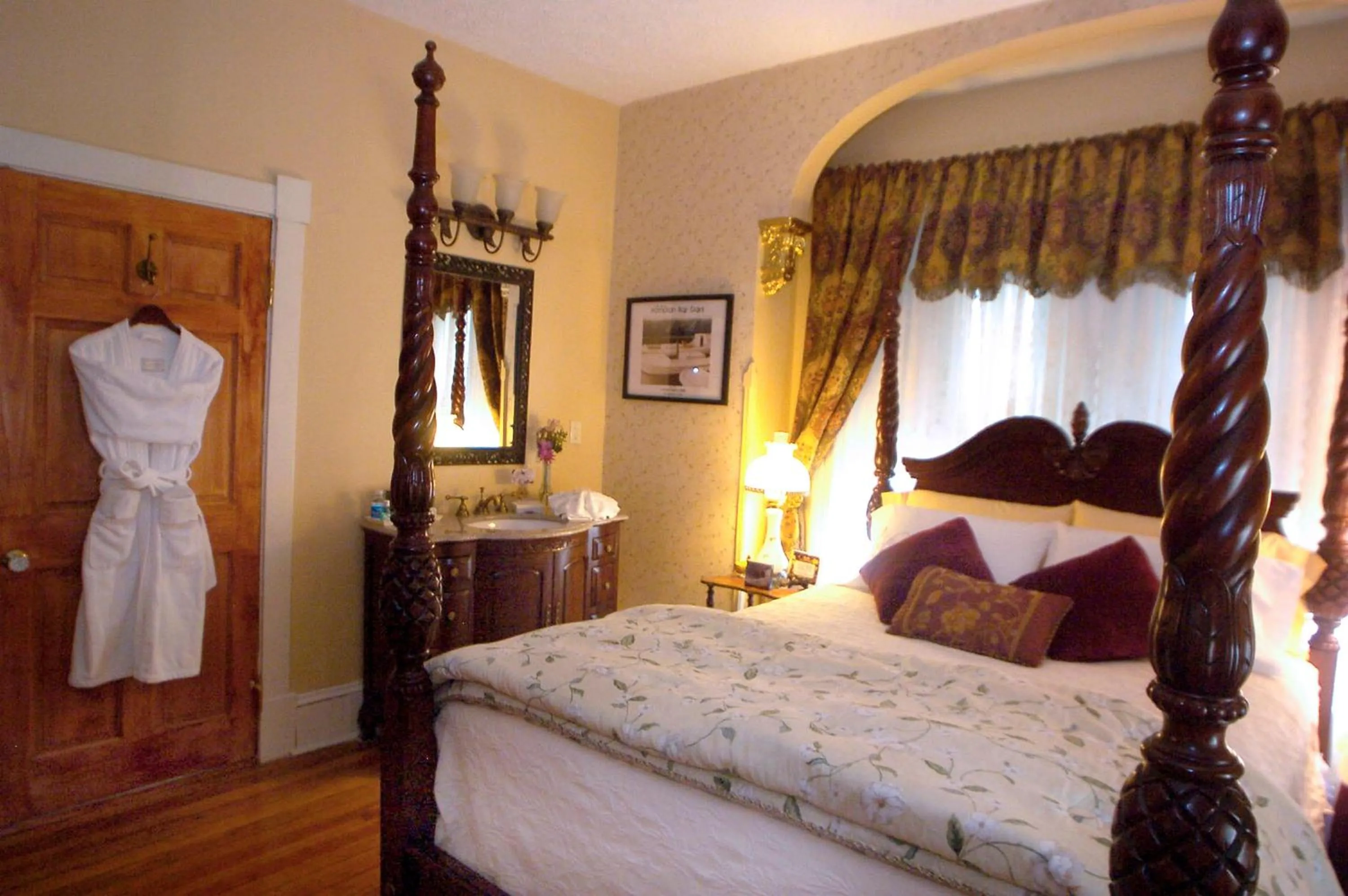 Bedroom, Bed in Magnolia House Inn