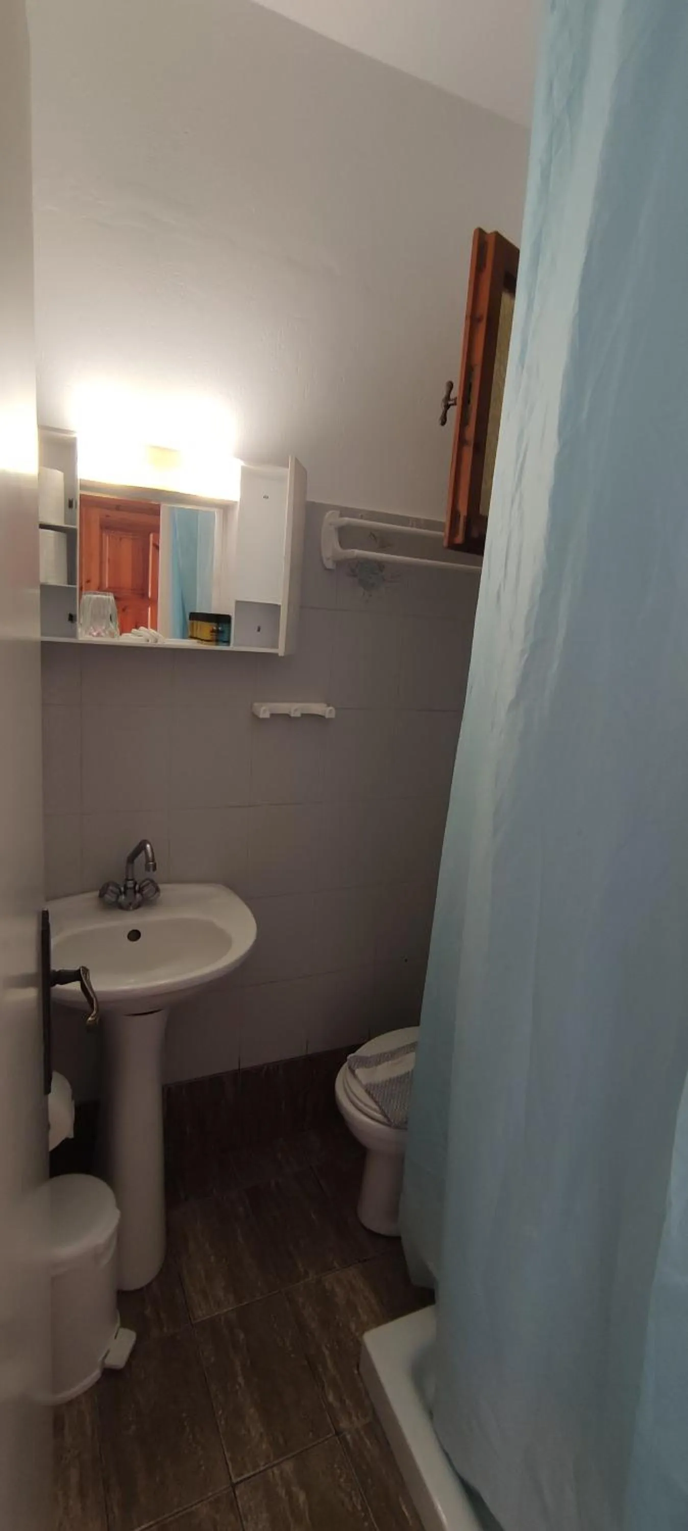 Toilet in Kapetanos Rooms