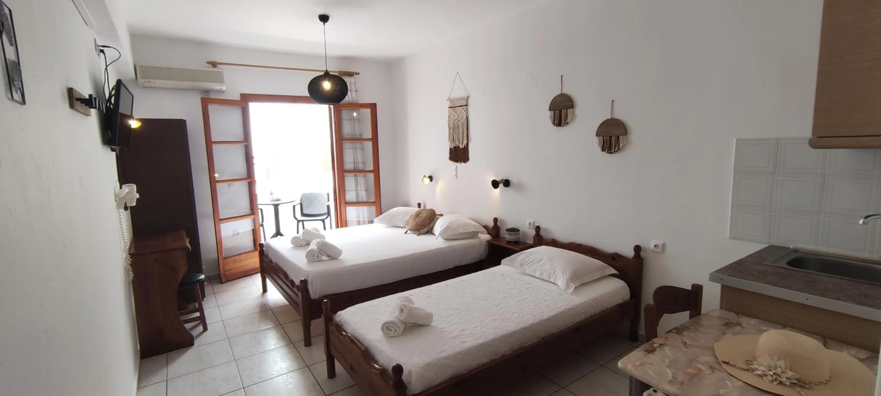 Bed in Kapetanos Rooms