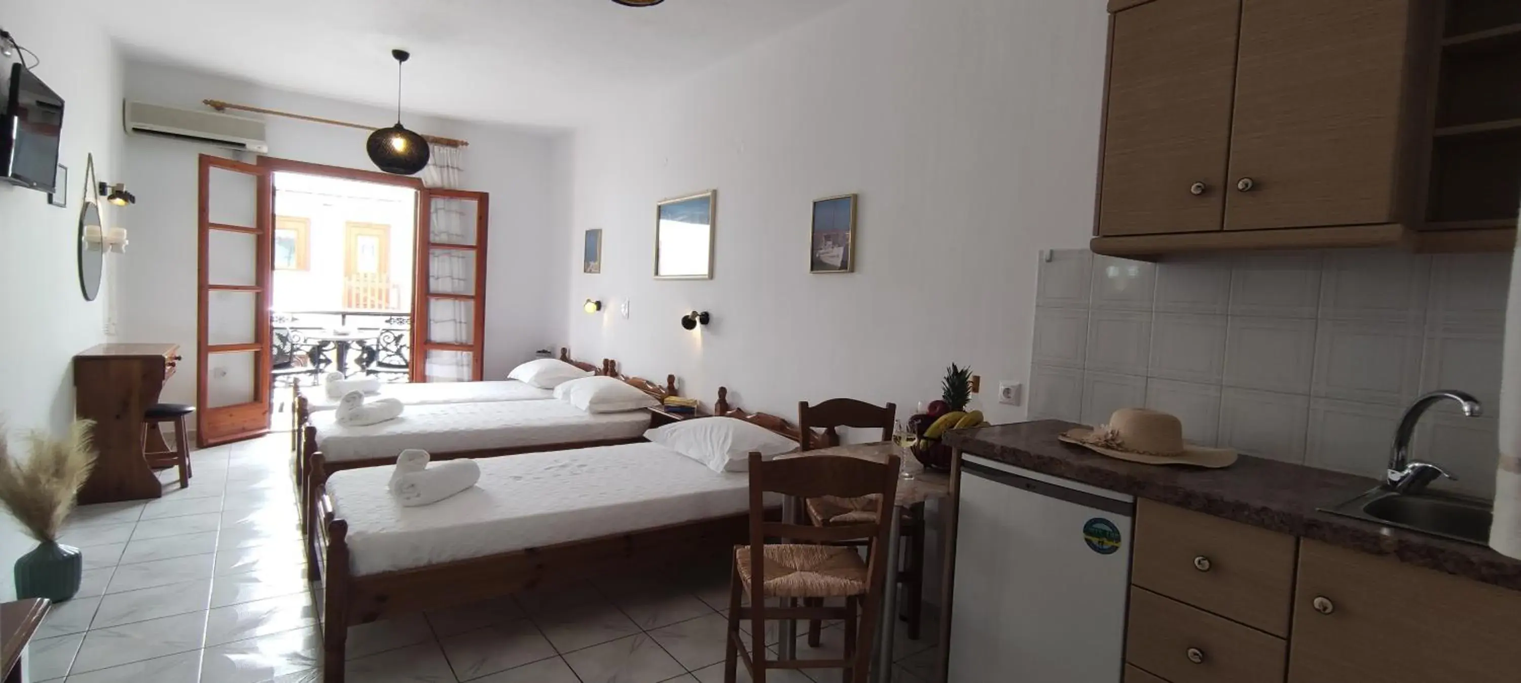 Triple Room in Kapetanos Rooms Triple Room in Kapetanos Rooms