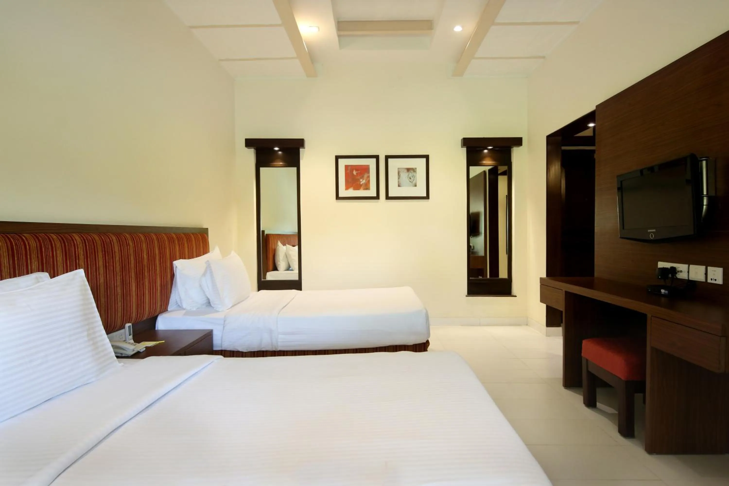 Bedroom, Bed in Lemon Tree Hotel, Tarudhan Valley, Manesar
