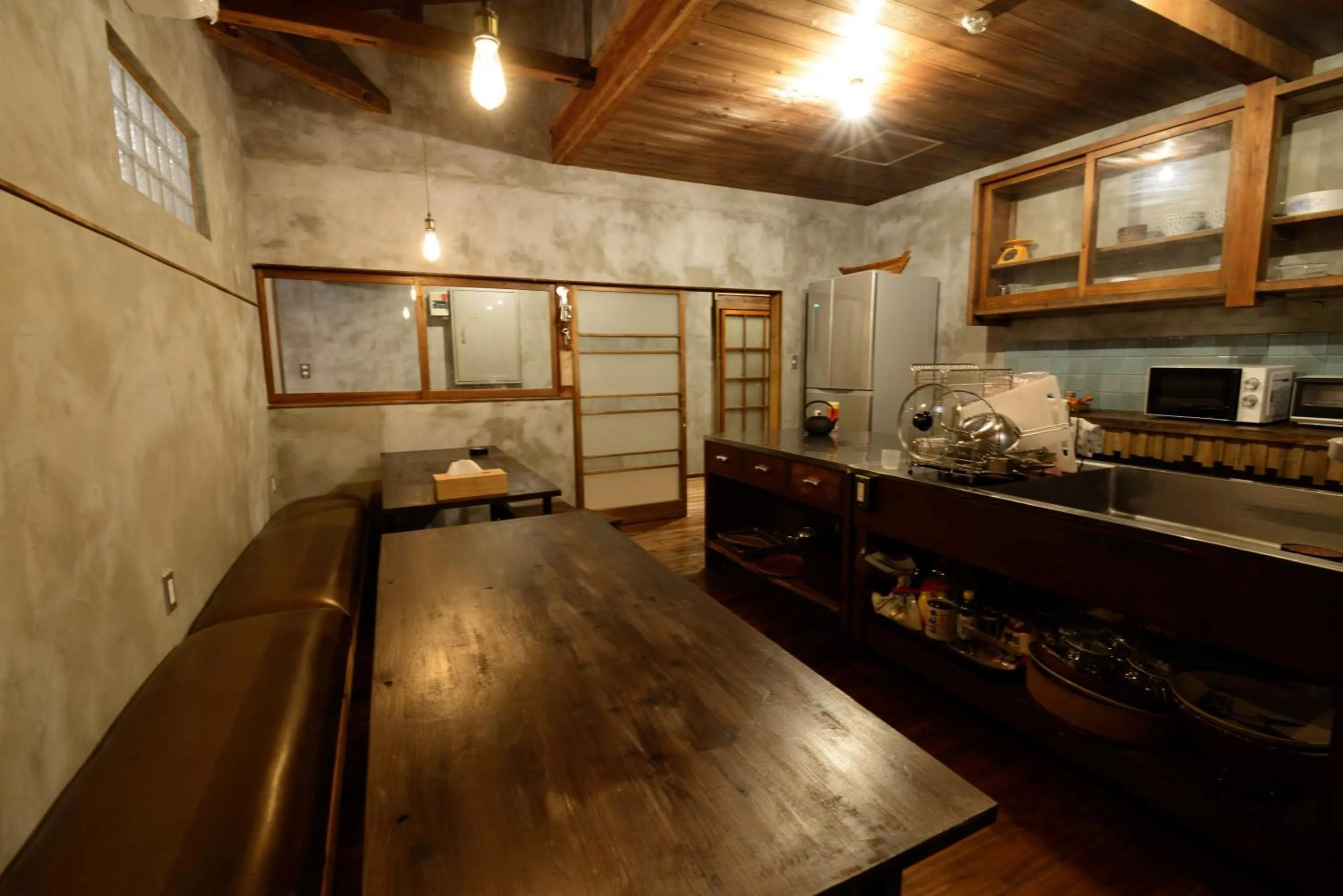 Communal kitchen in Irori Guest House Tenmaku