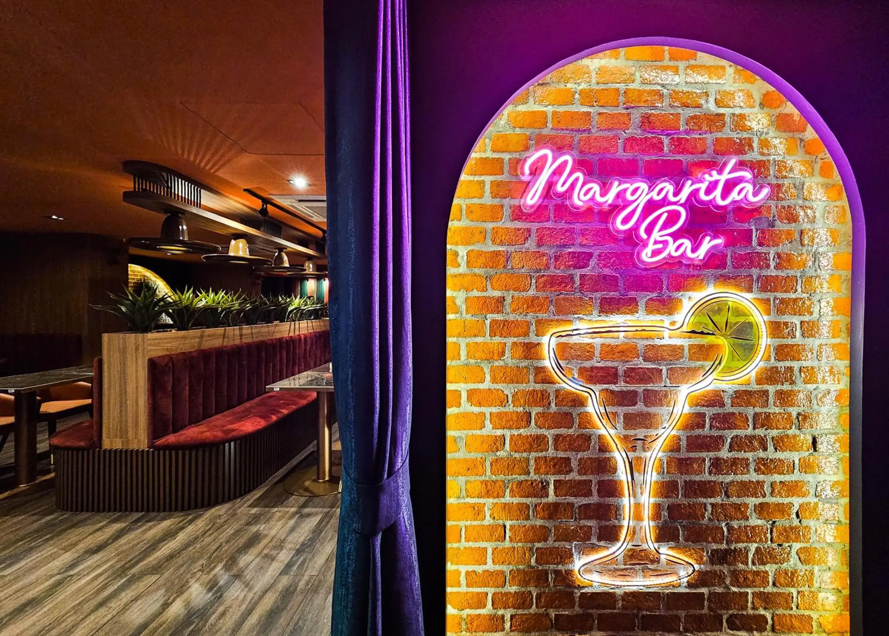 Lounge or bar in Miami Hotel Bangkok Lounge or bar in Miami Hotel Bangkok