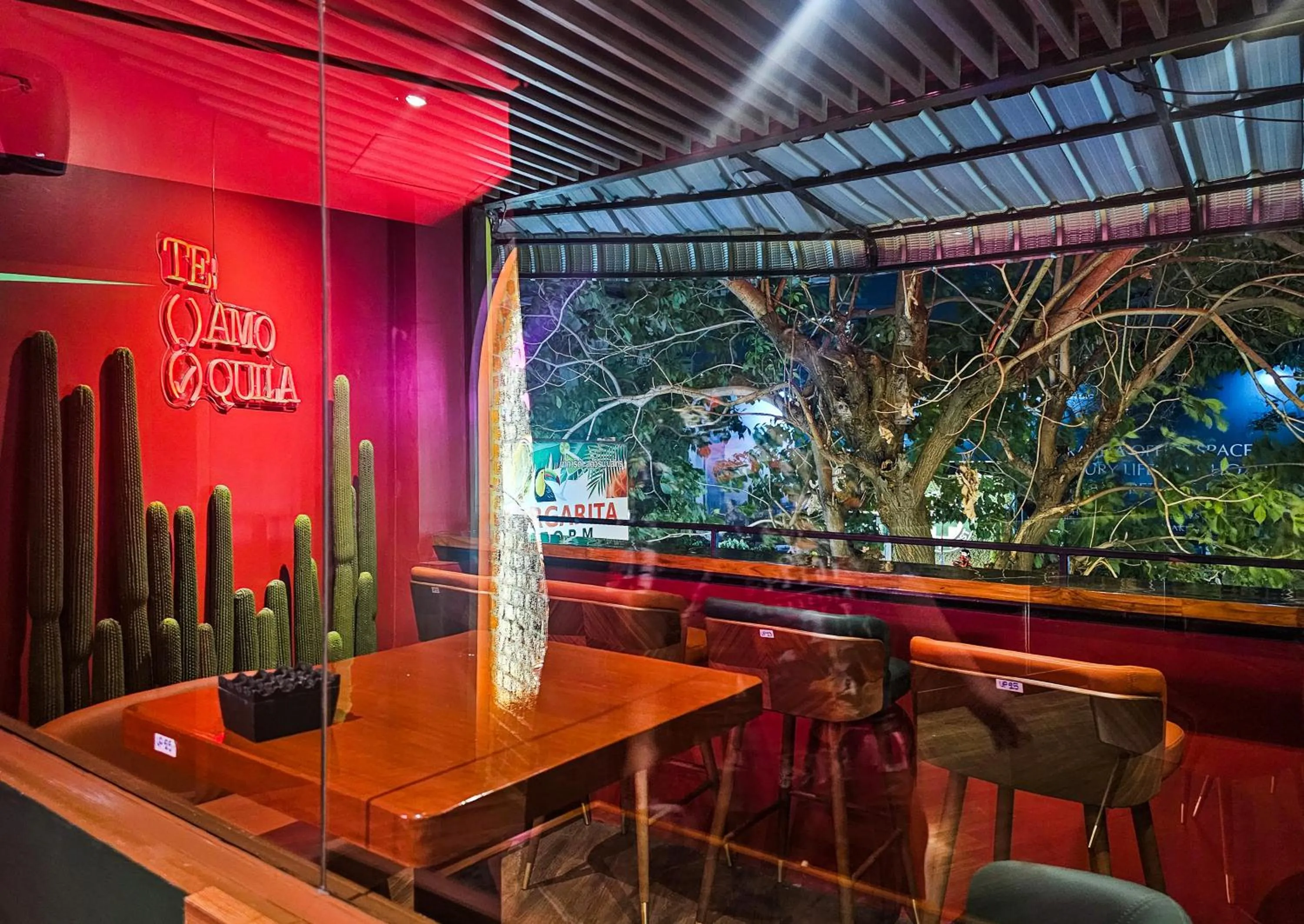 Lounge or bar in Miami Hotel Bangkok