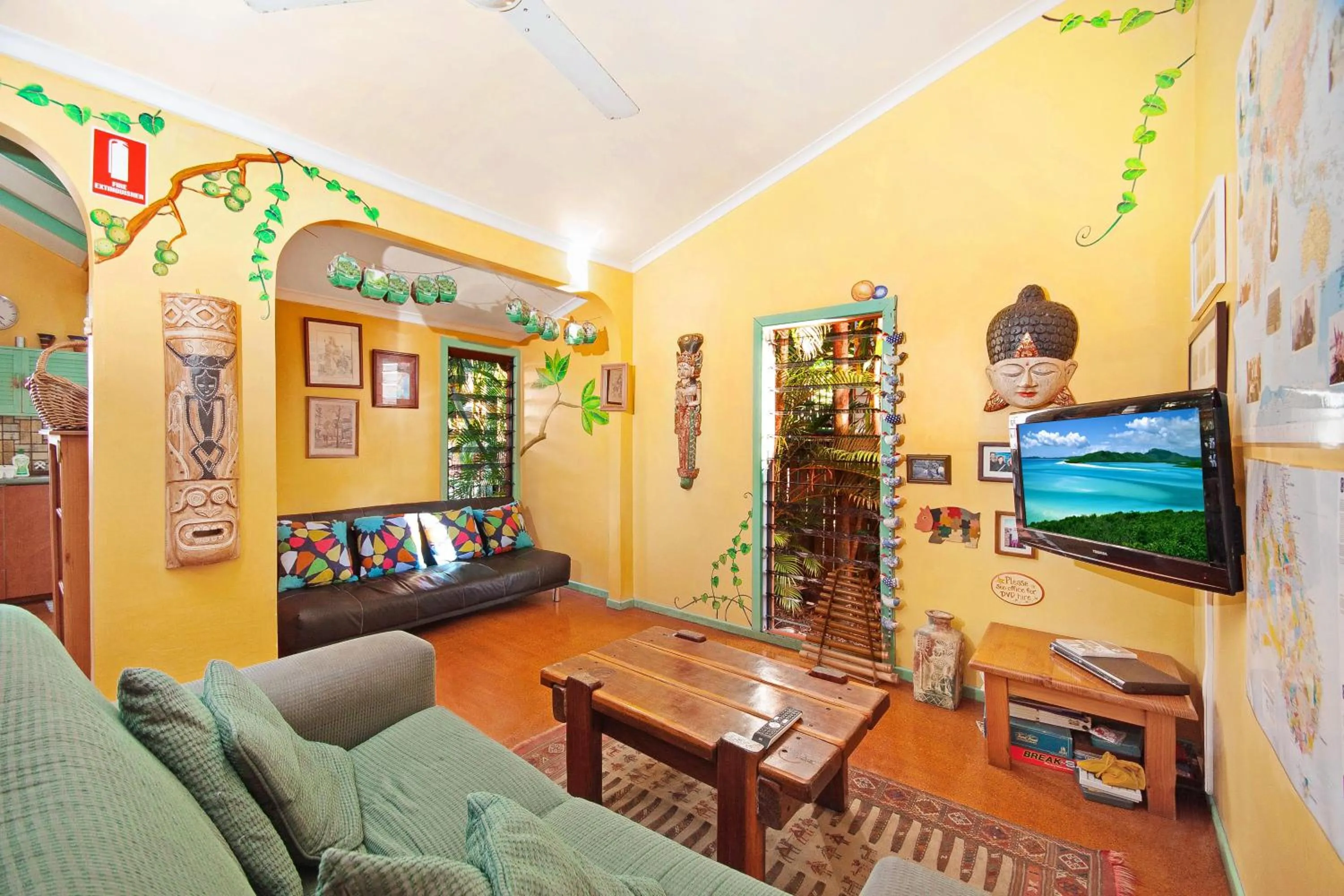 Communal lounge/ TV room in Travellers Oasis