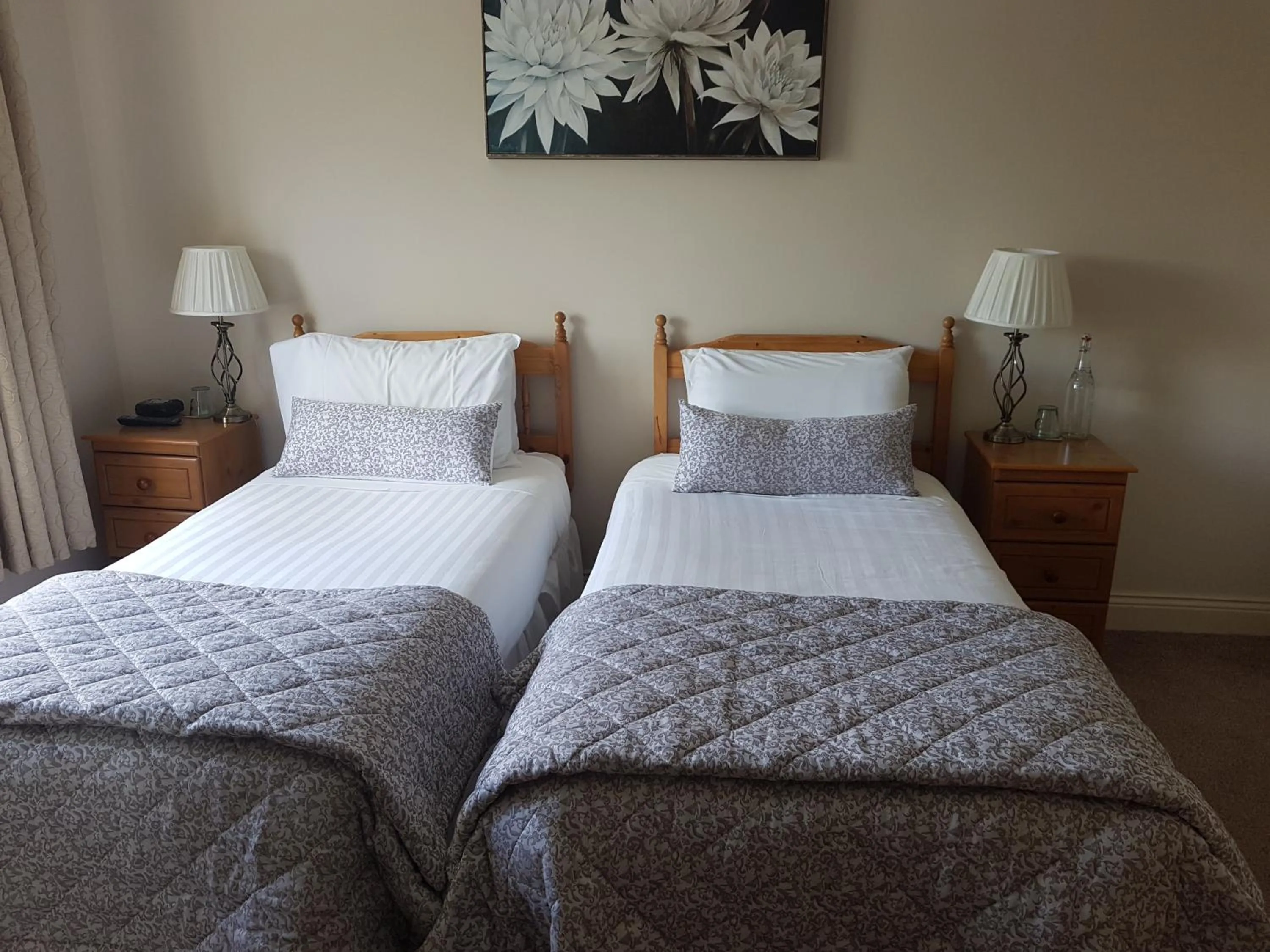 Photo of the whole room, Bed in Greenlawn Lodge