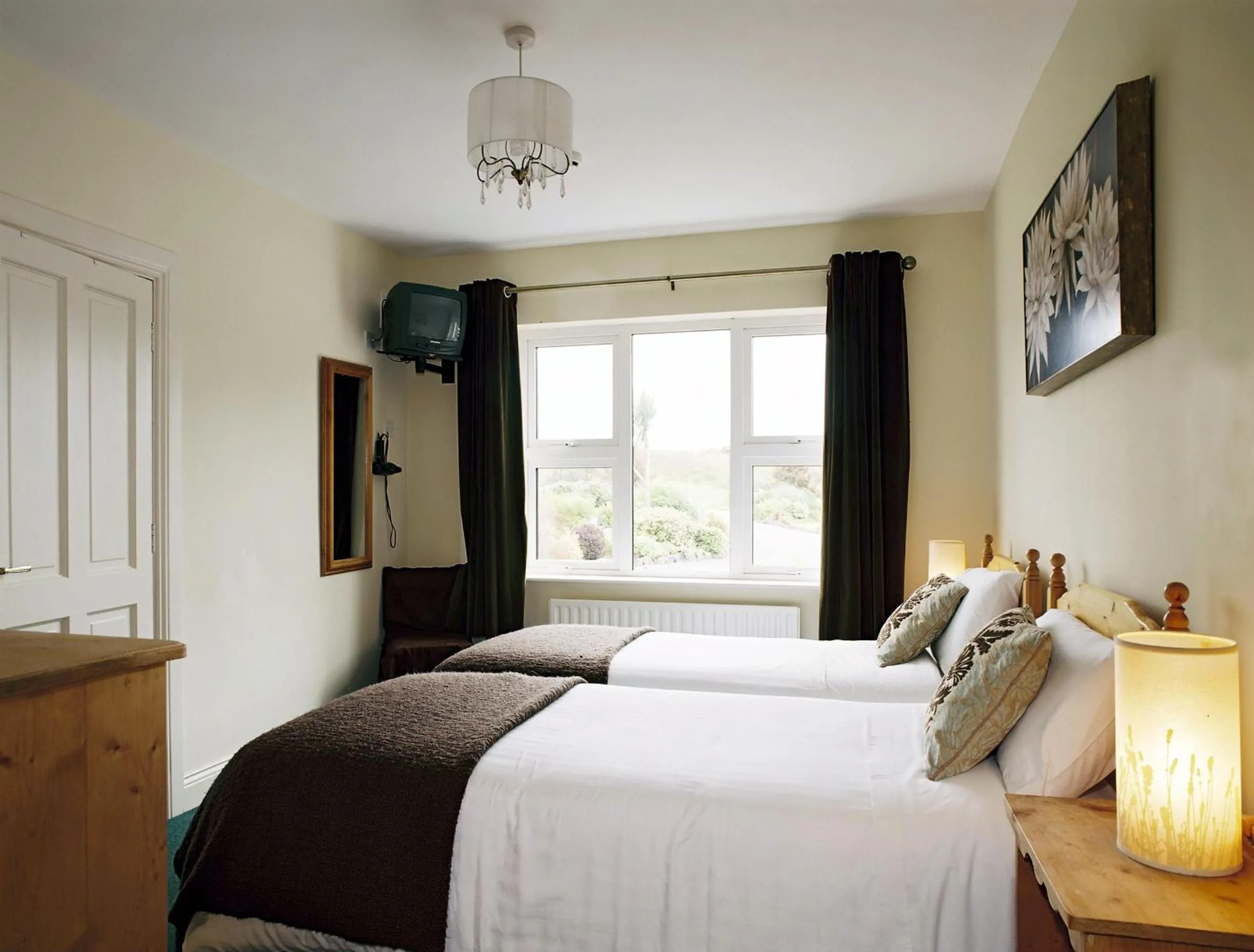 Garden view, Bed in Greenlawn Lodge