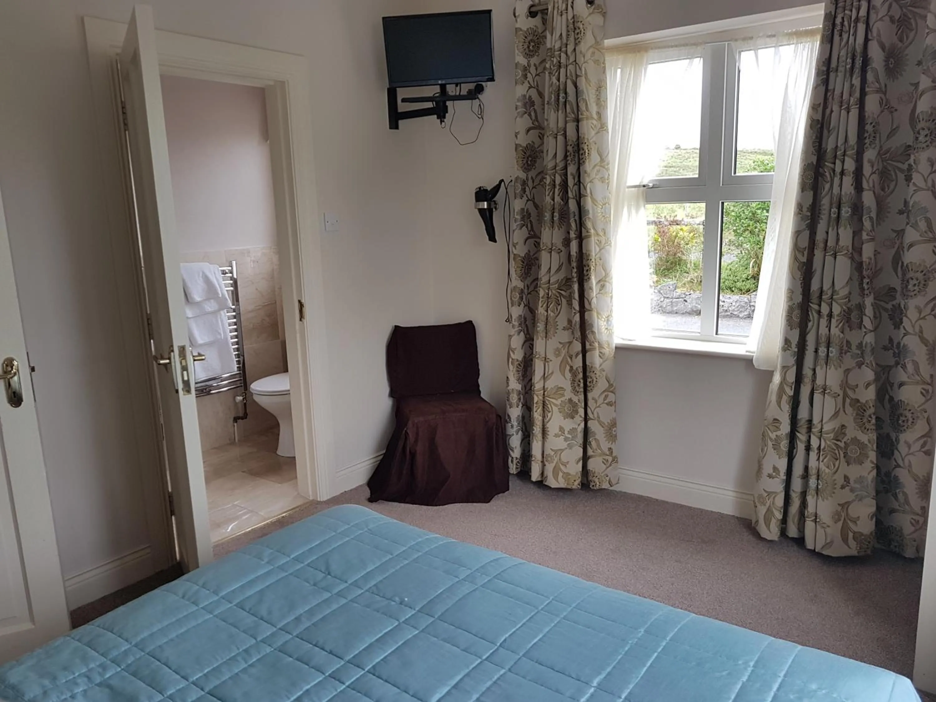 Bathroom, Bed in Greenlawn Lodge