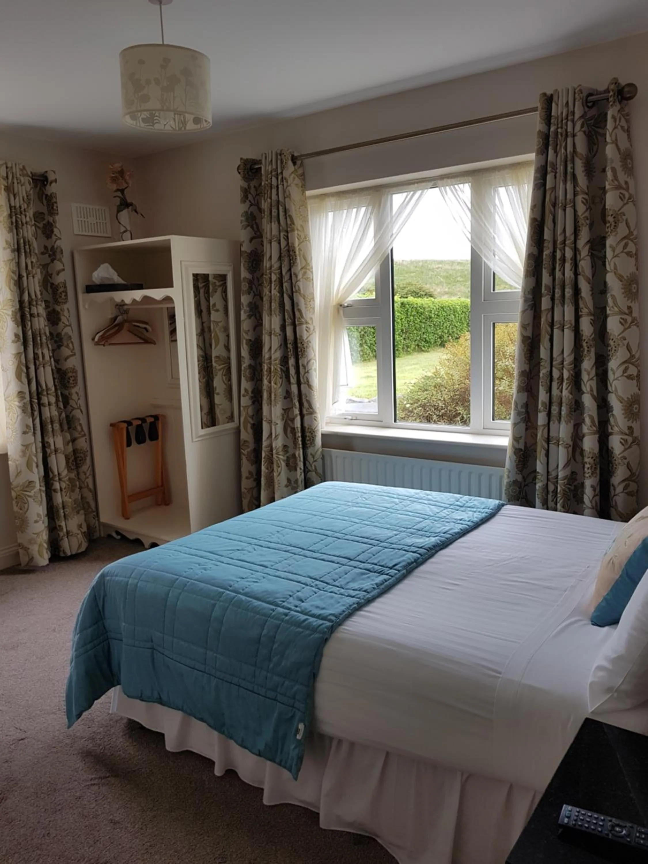 Photo of the whole room, Bed in Greenlawn Lodge