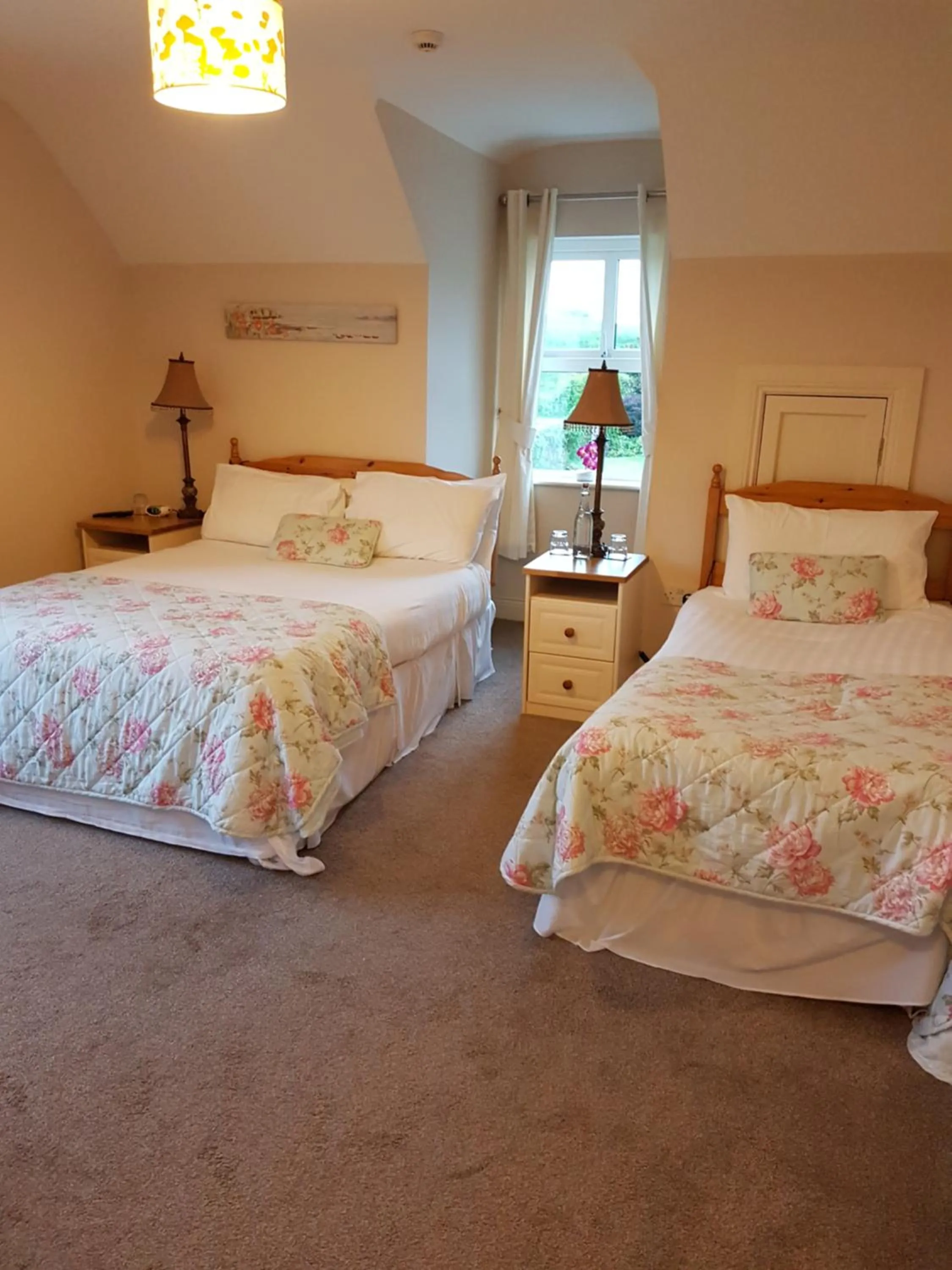 Photo of the whole room, Bed in Greenlawn Lodge