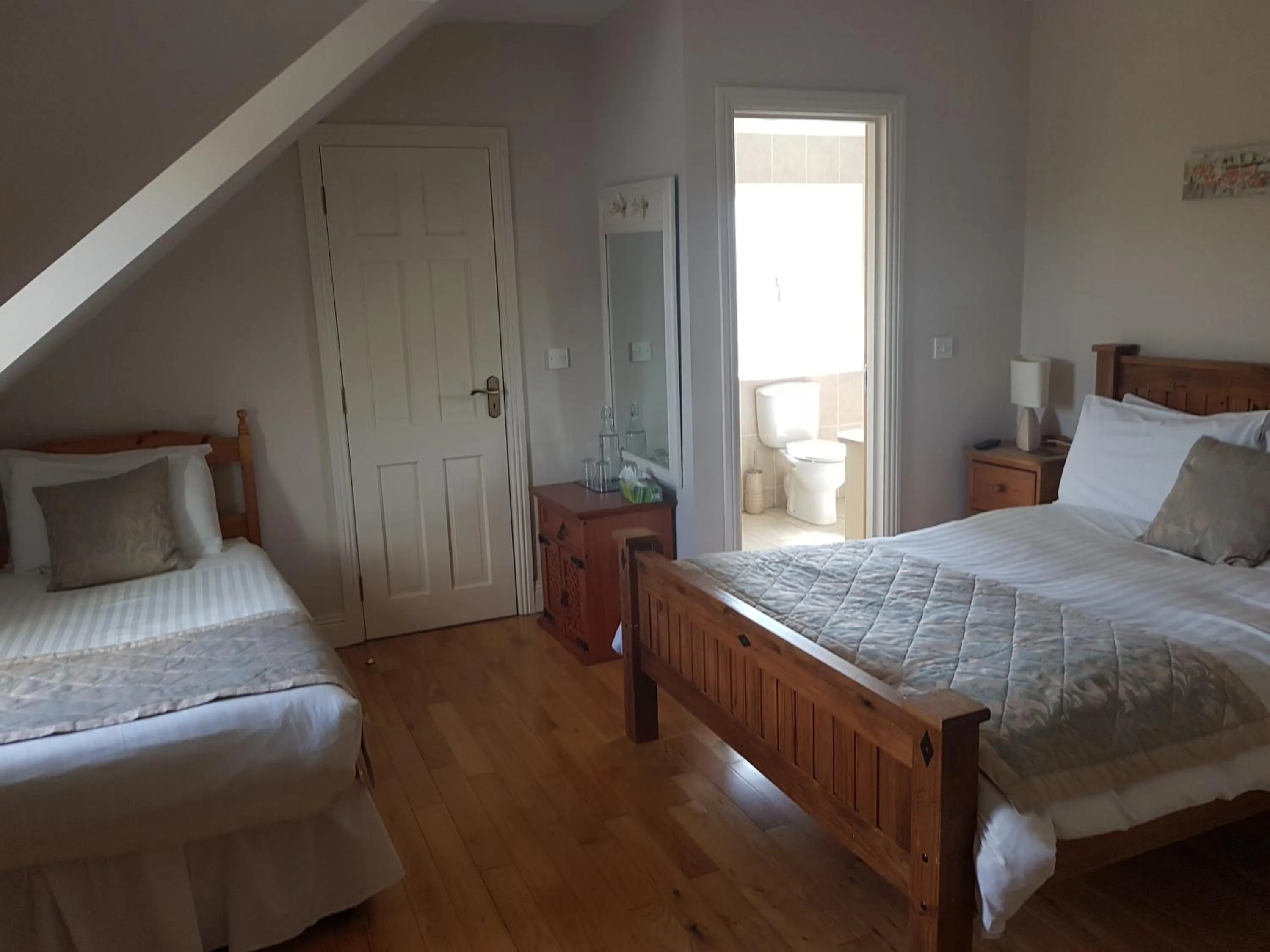 Bathroom, Bed in Greenlawn Lodge