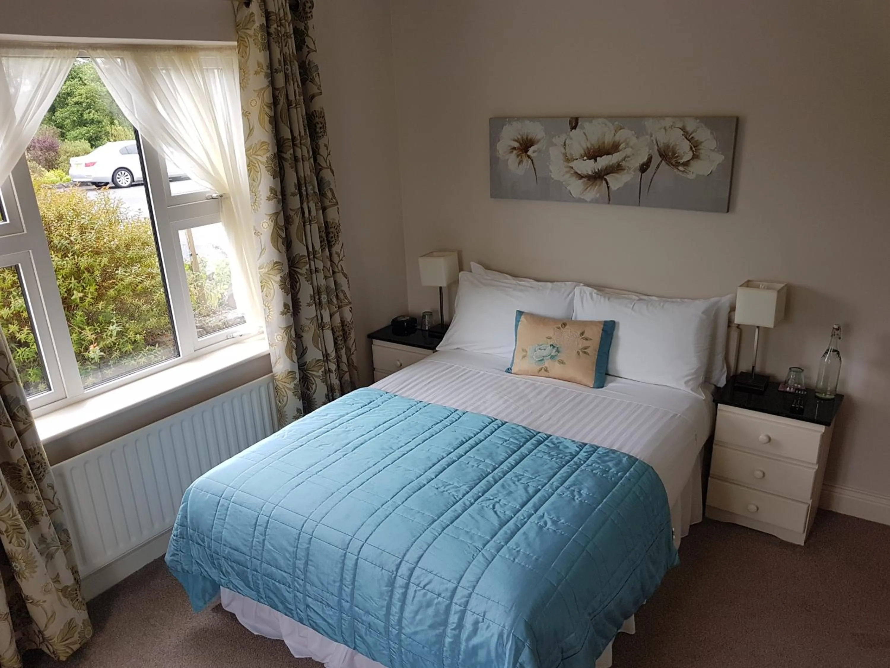 Photo of the whole room, Bed in Greenlawn Lodge