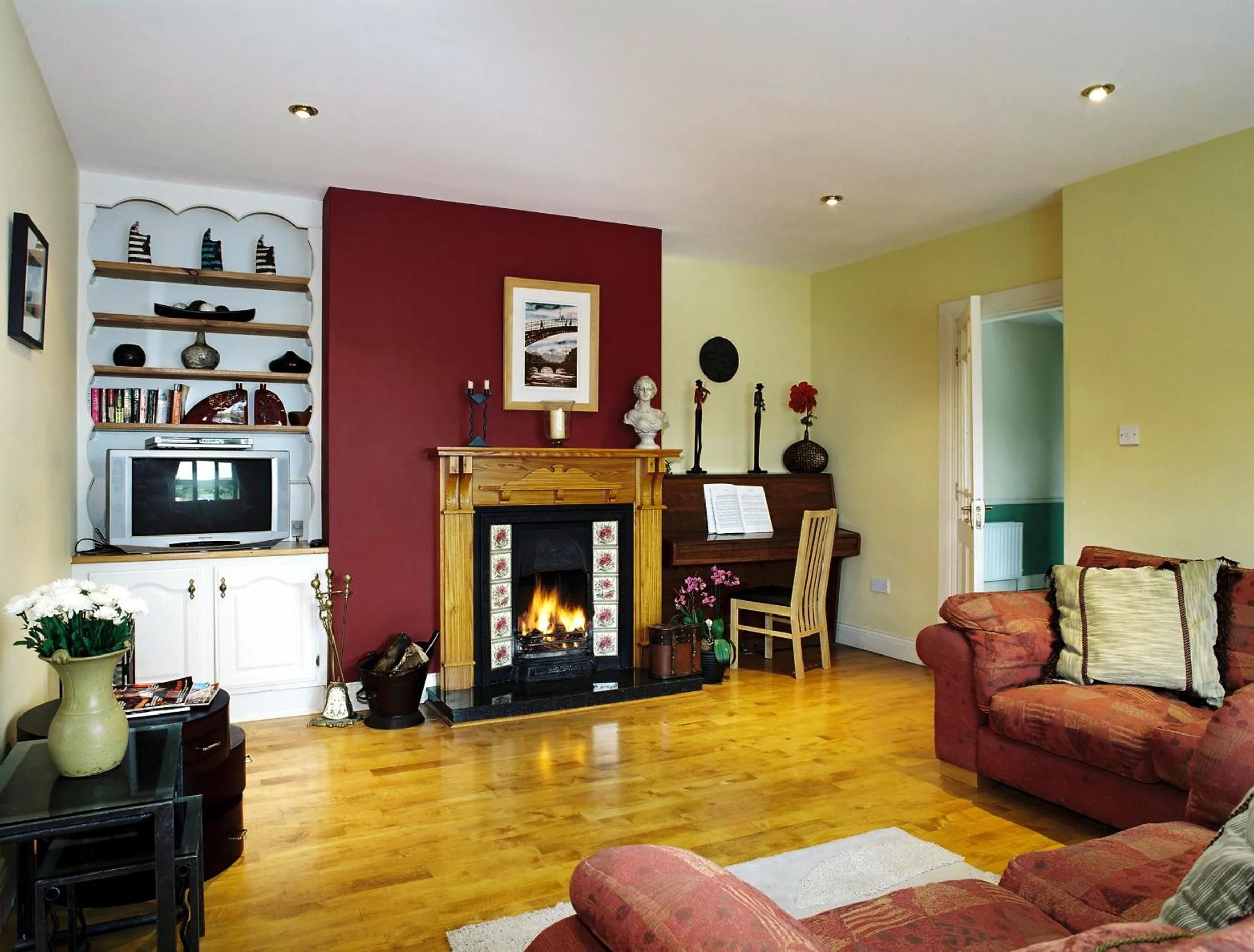 Communal lounge/ TV room in Greenlawn Lodge