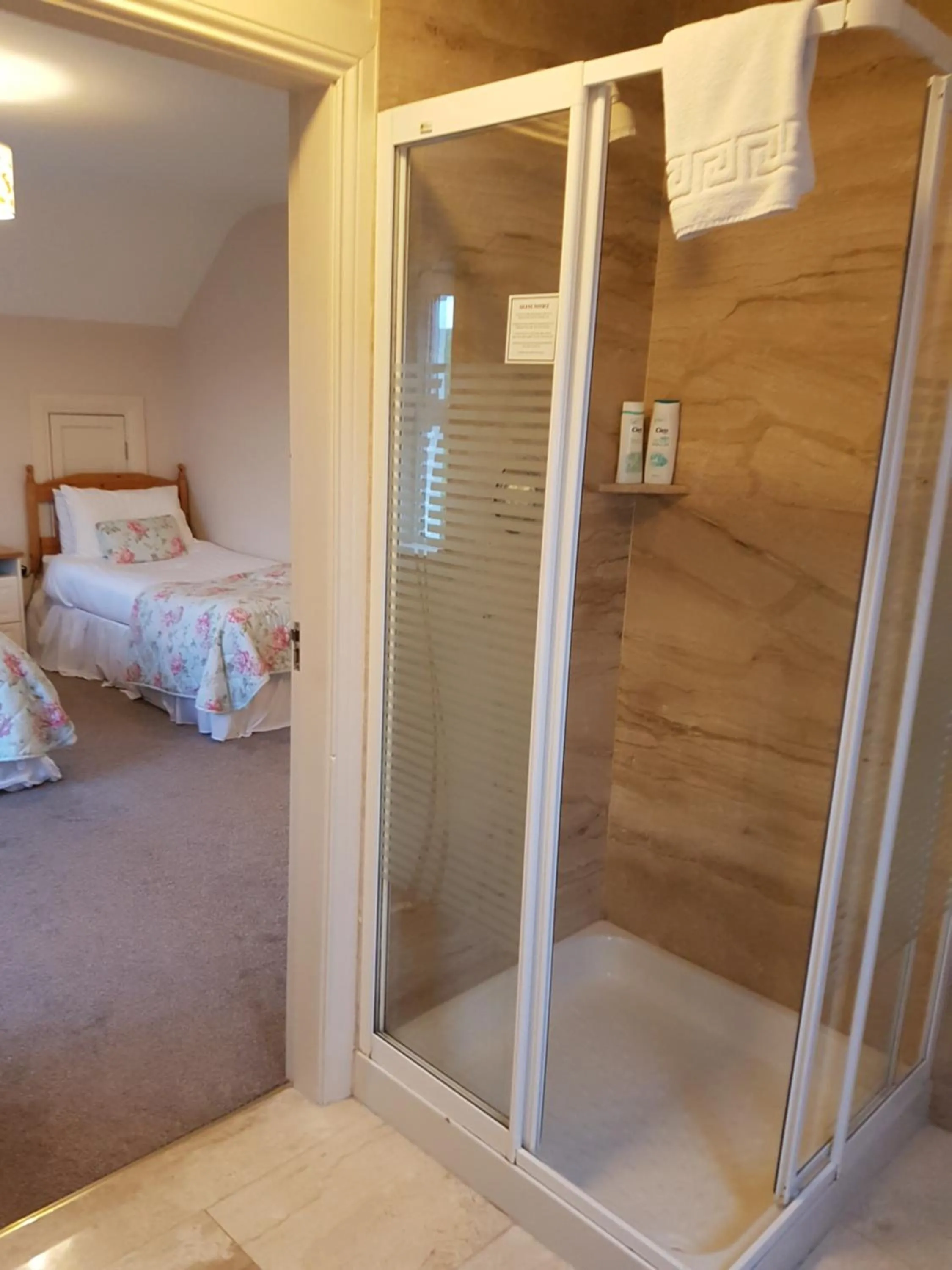 Shower, Bed in Greenlawn Lodge