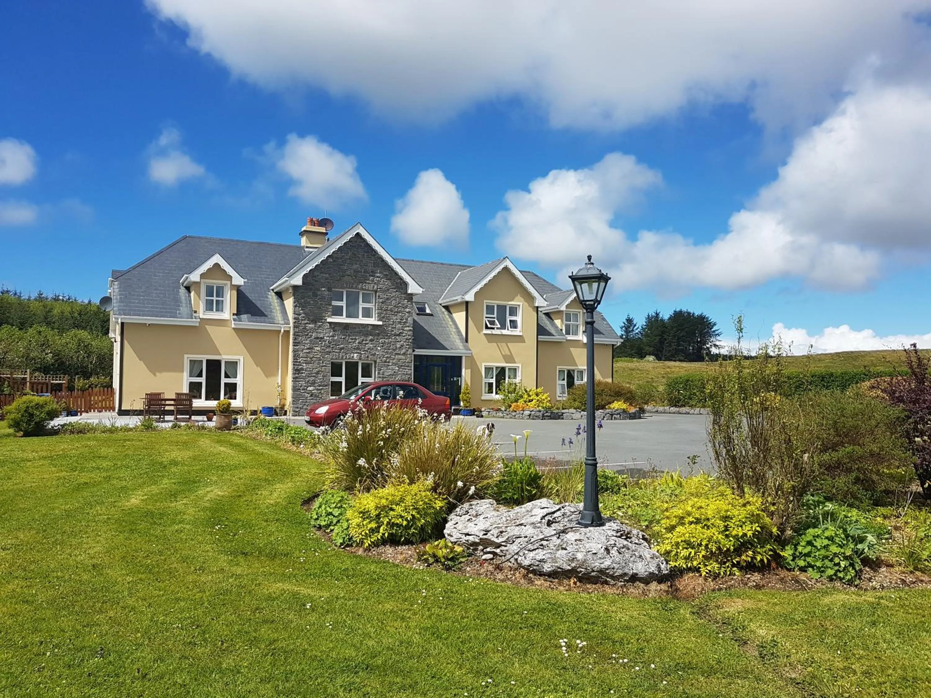 Facade/entrance in Greenlawn Lodge