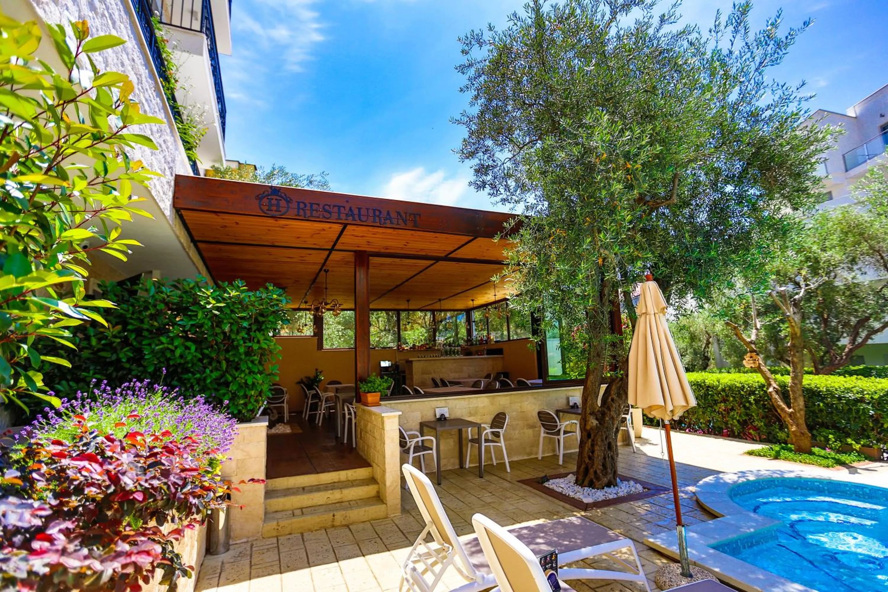 Restaurant/places to eat in Hotel Harmony by Aycon