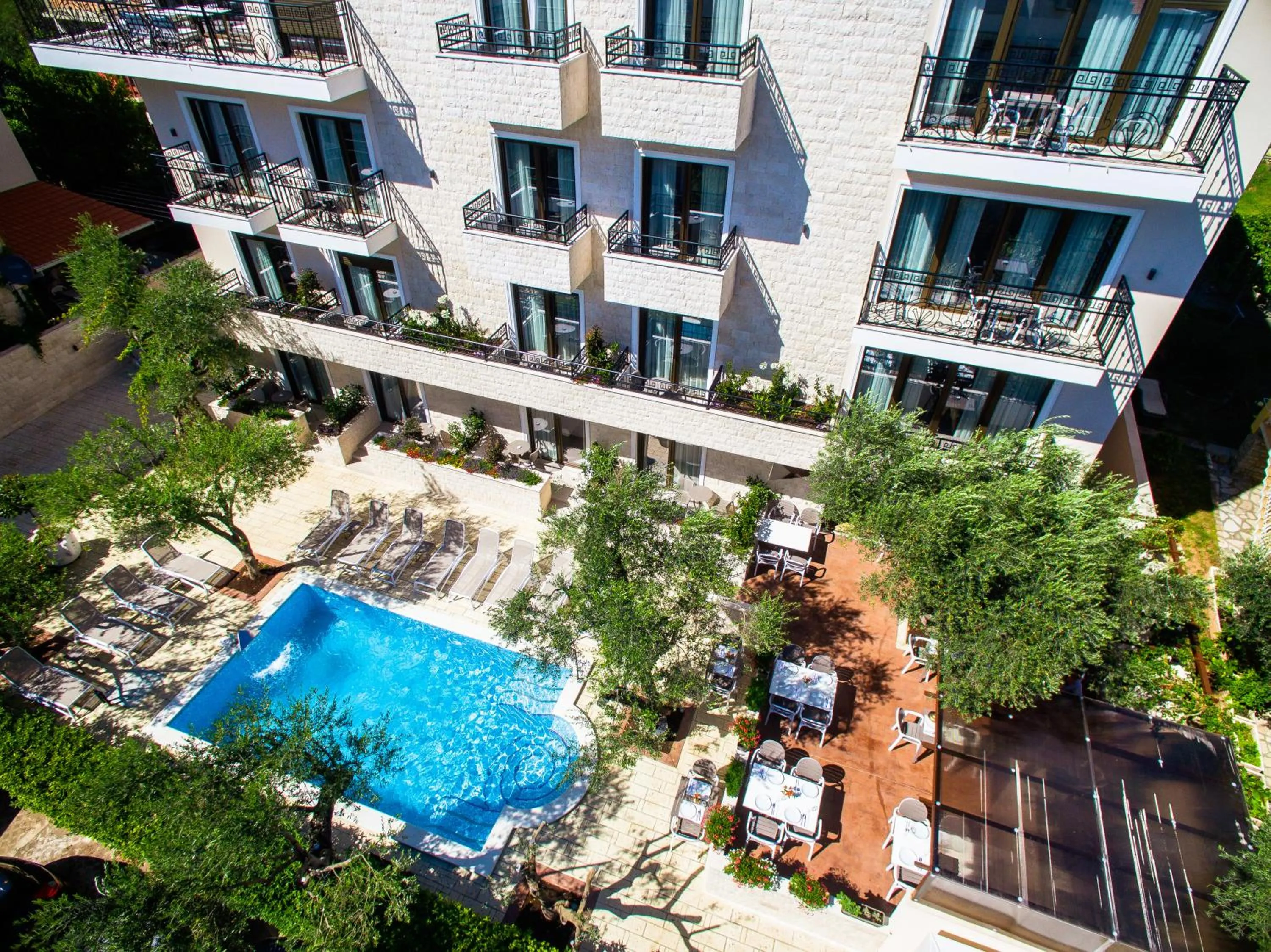 Swimming pool in Hotel Harmony by Aycon