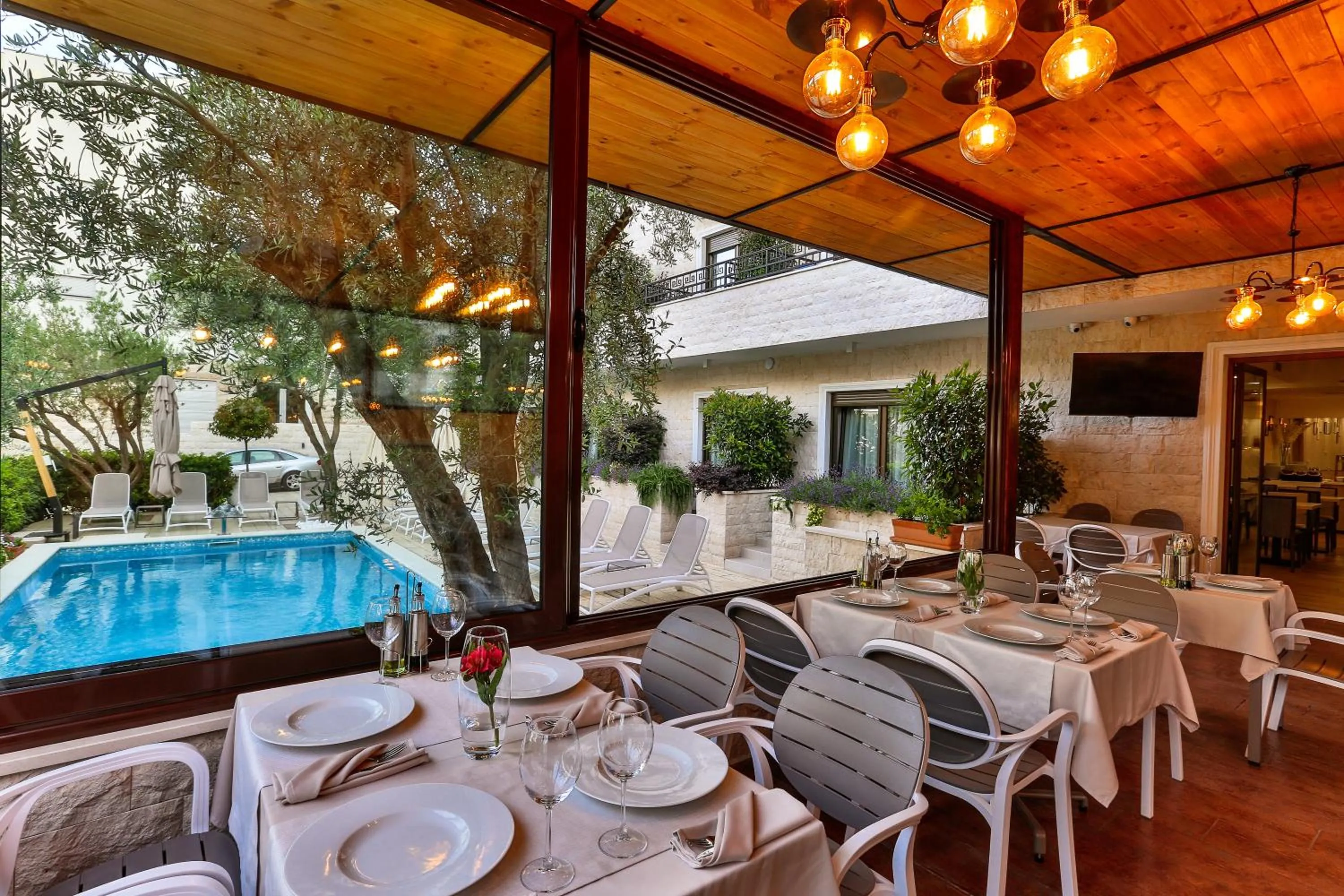 Restaurant/places to eat in Hotel Harmony by Aycon