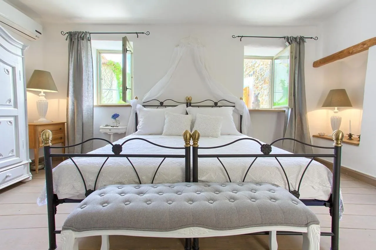 Photo of the whole room in Lola Dream