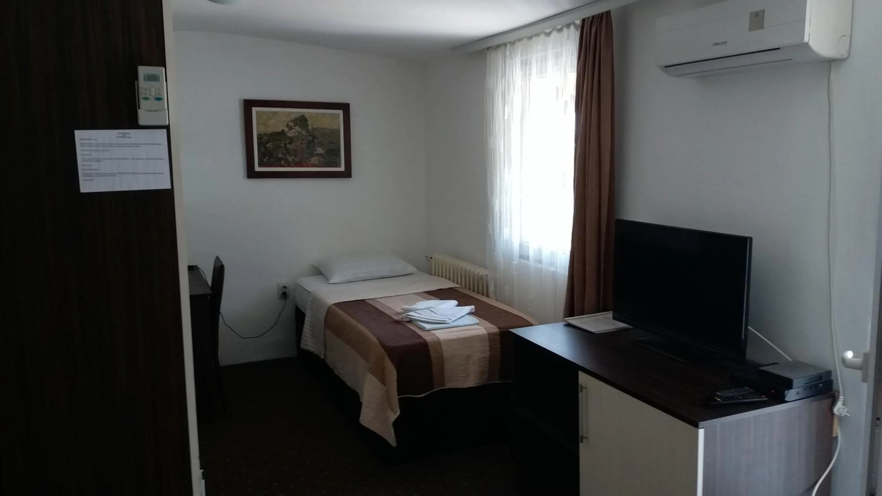 Bed in Gros Hotel - Leskovac