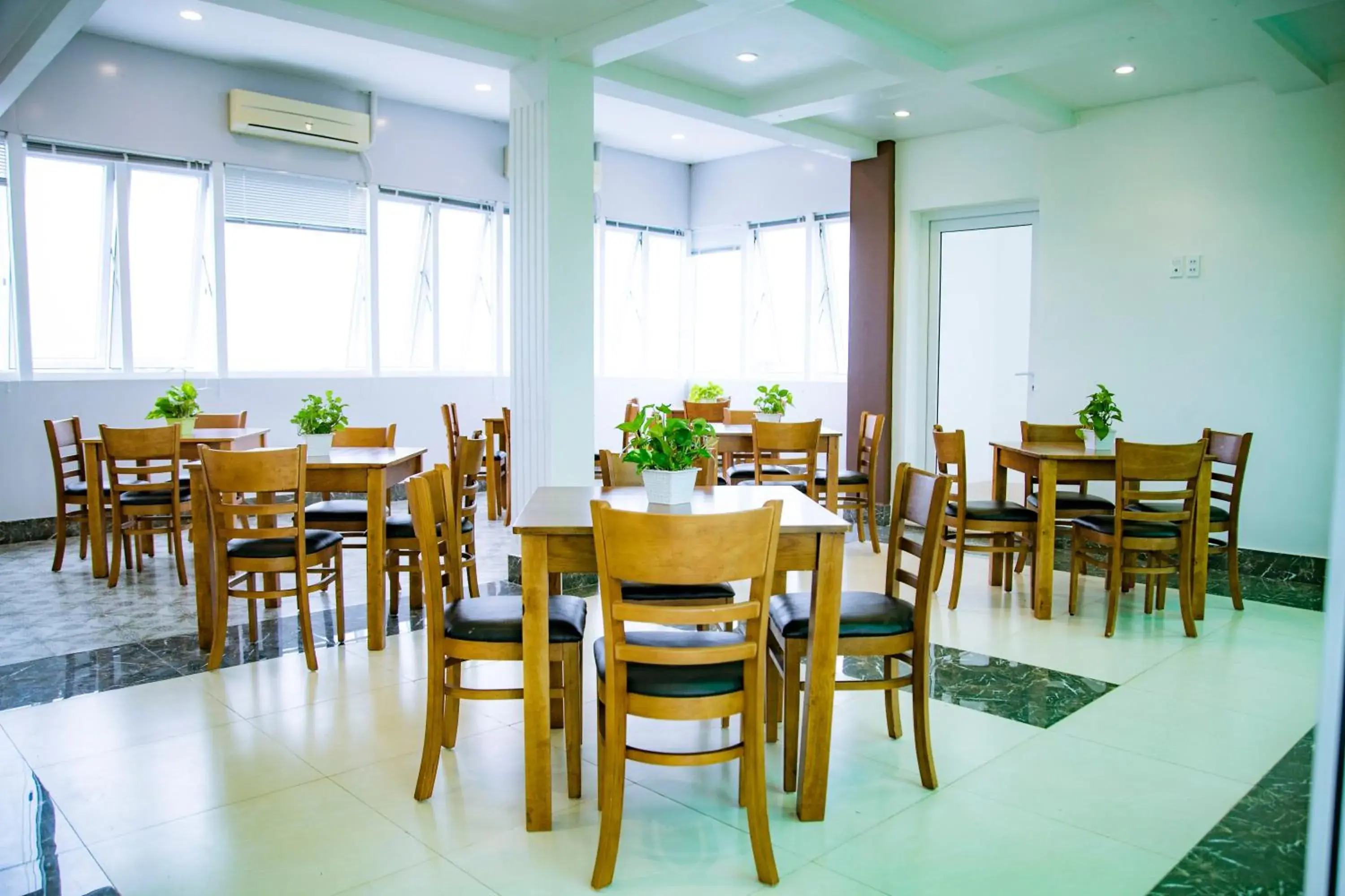 Restaurant/places to eat in Huynh Duc 2 Hotel Restaurant/places to eat in Huynh Duc 2 Hotel