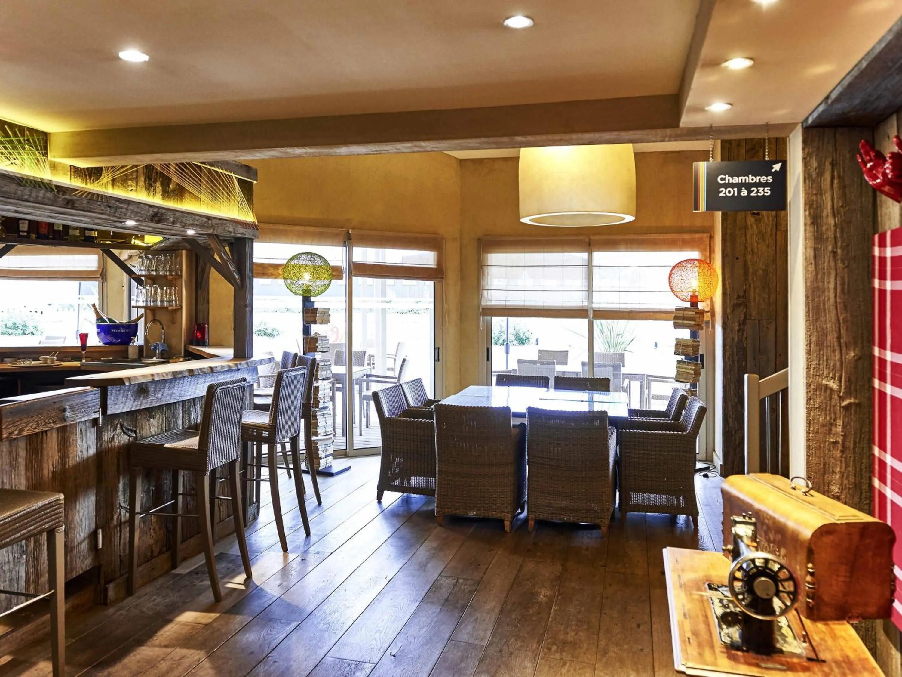 Lounge or bar in ibis Styles Cholet