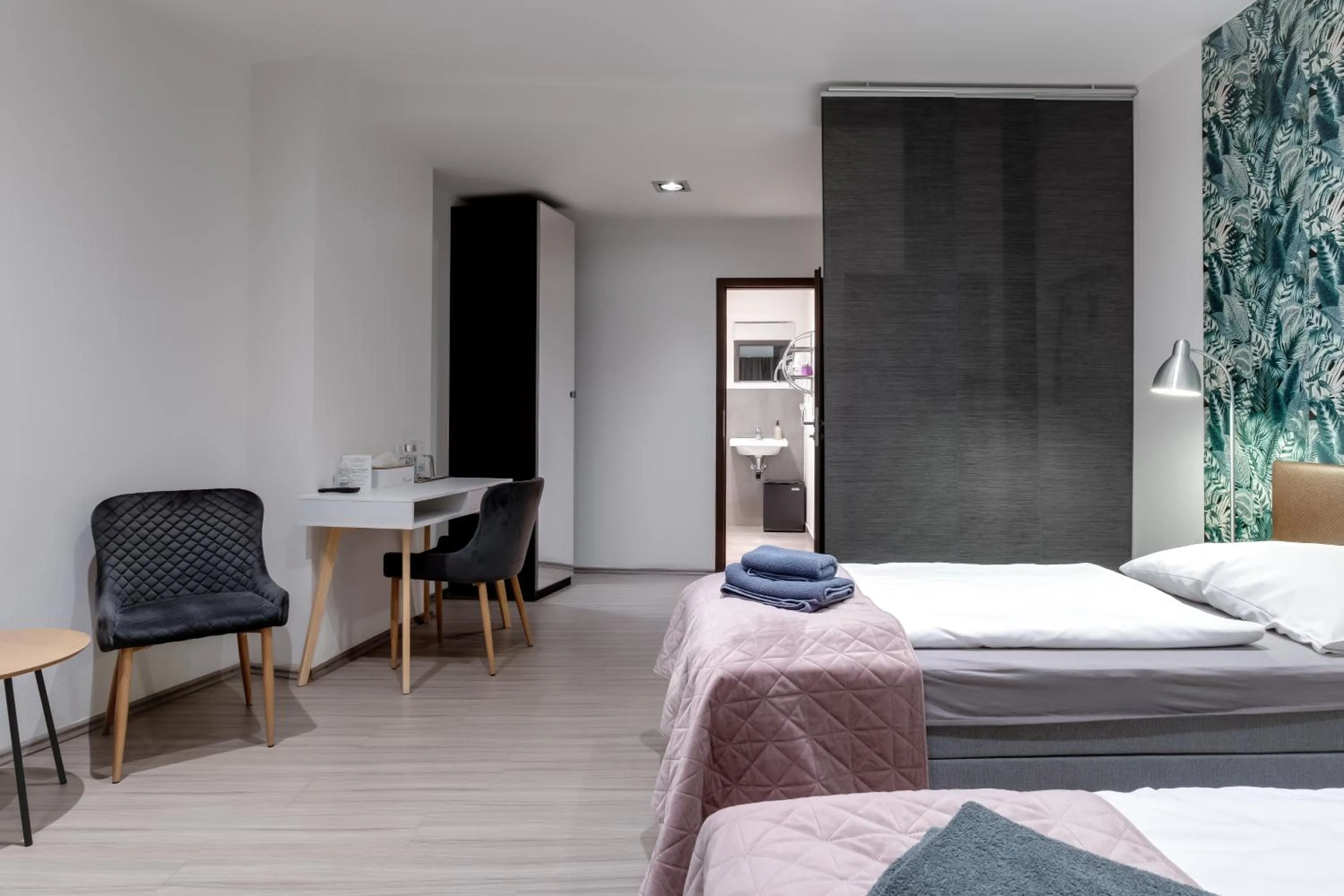 Living room, Bed in VV hotel & apartments