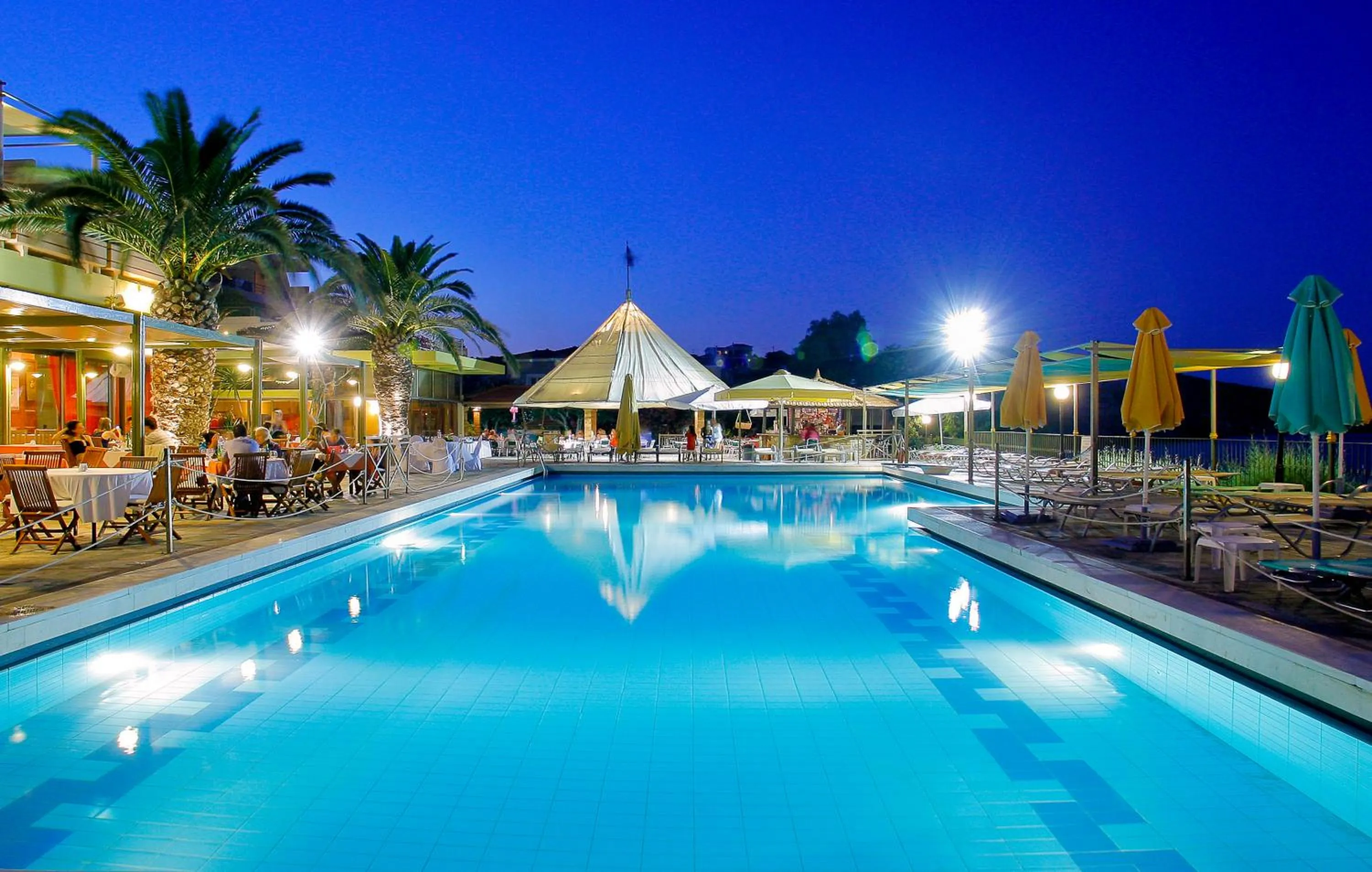 Swimming pool in Golden Sand Hotel