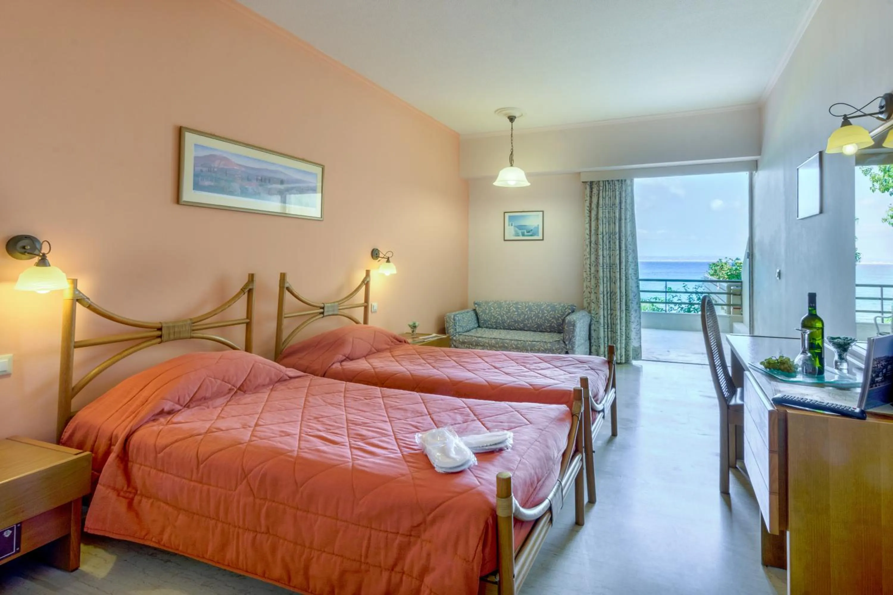 Sea view, Bed in Golden Sand Hotel