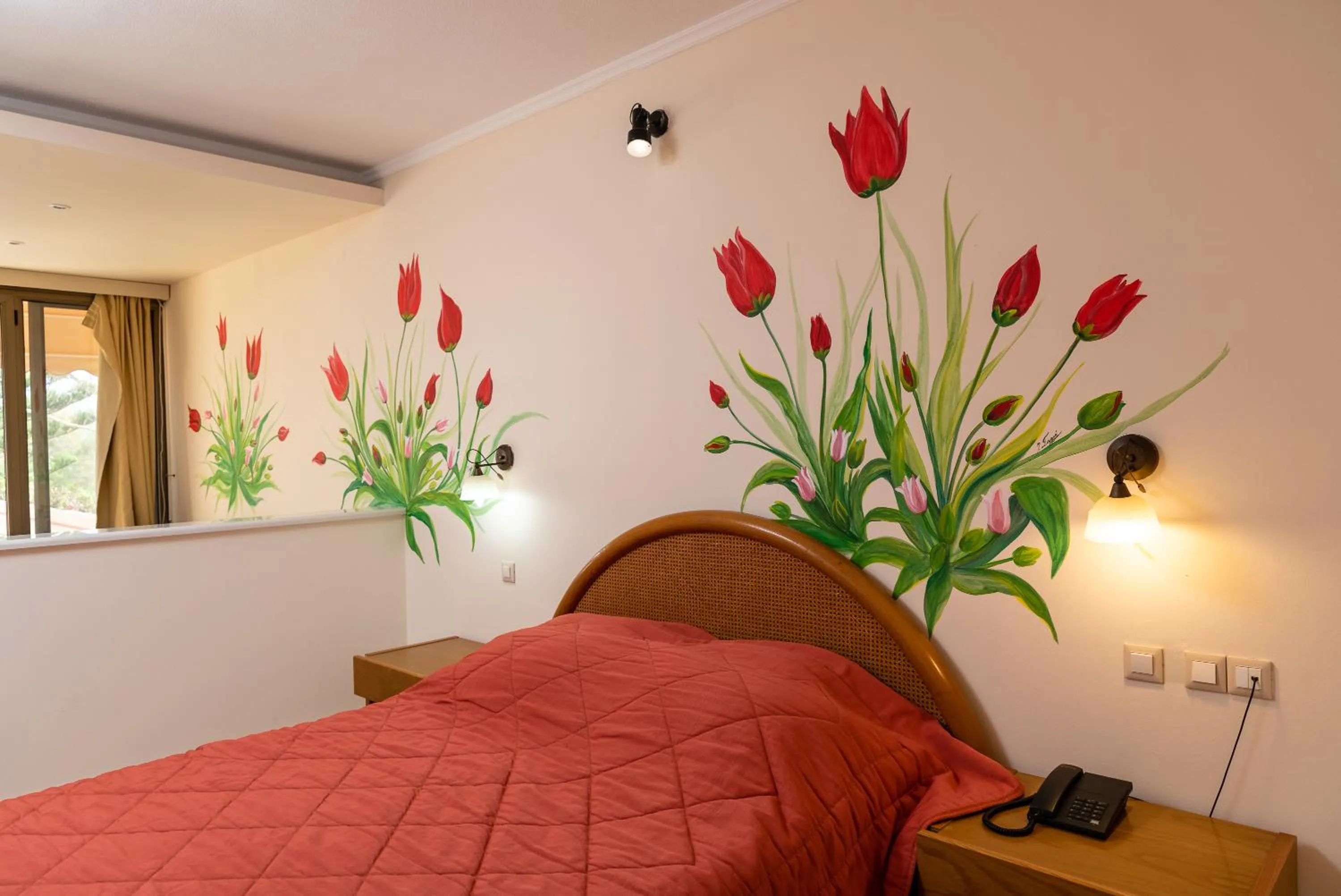 Bedroom, Bed in Golden Sand Hotel